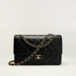 Maxi classic handbag, Grained calfskin & gold-tone metal, black