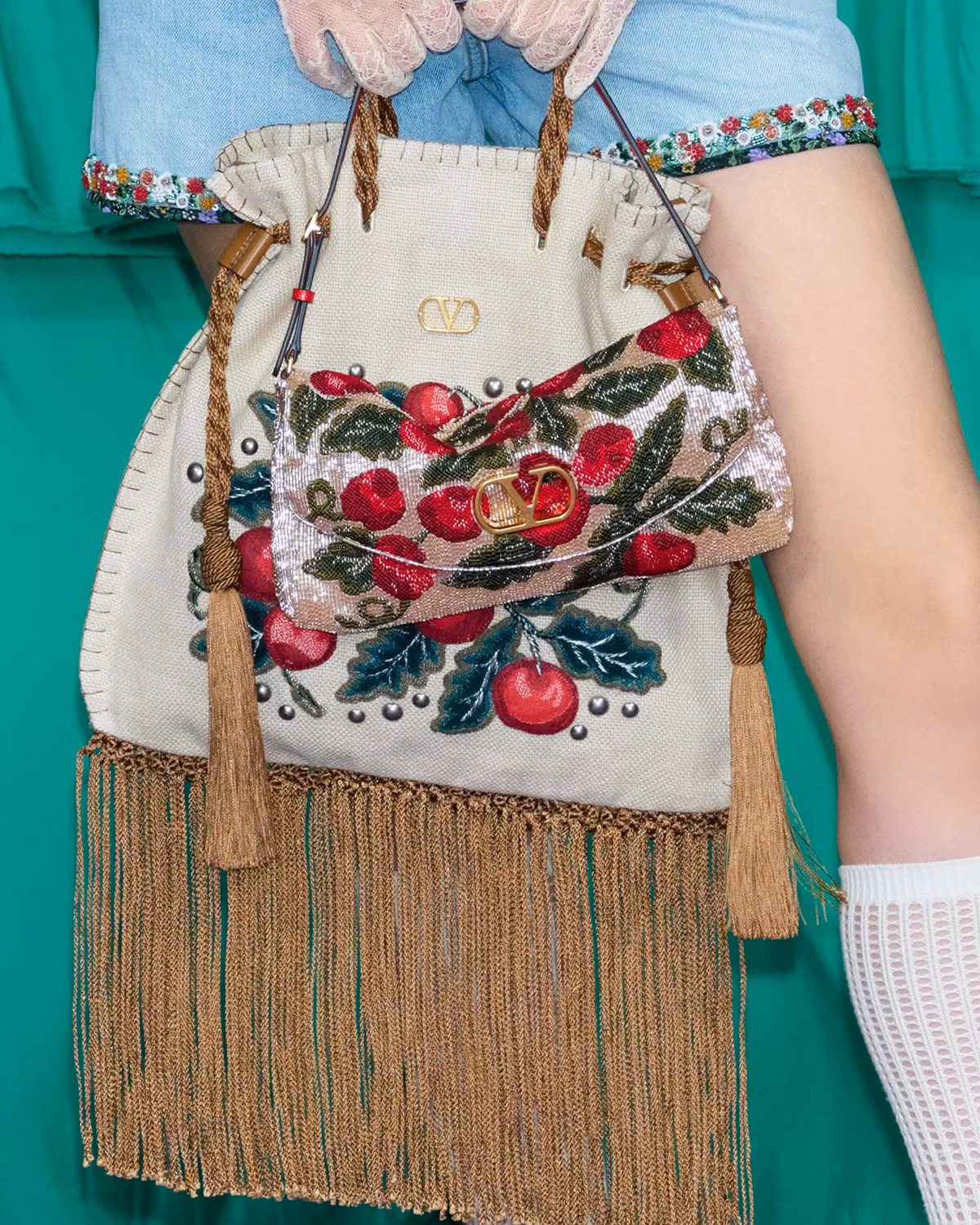 Valentino-Garavani-Vain-Soft-Embroidered-Small-Shoulder-Bag (8)