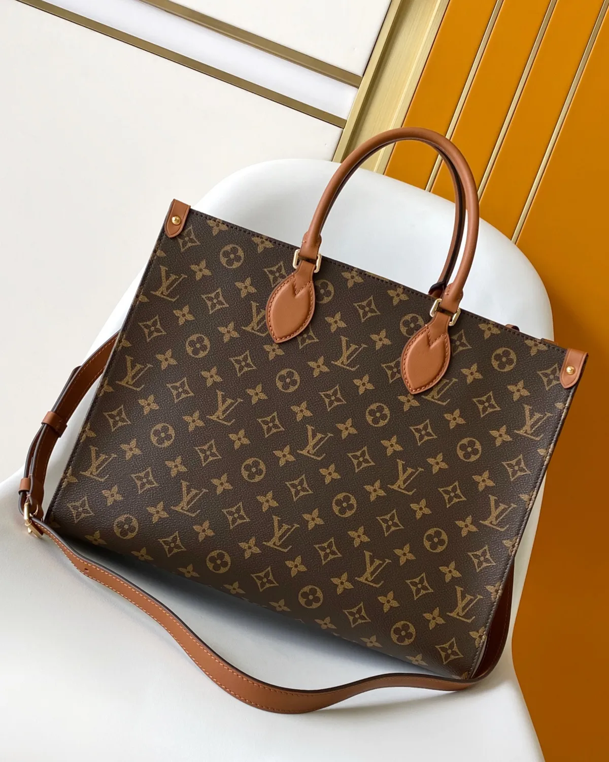 bagladt-signature-box-tote-gm-giant-reverse-monogram-front3