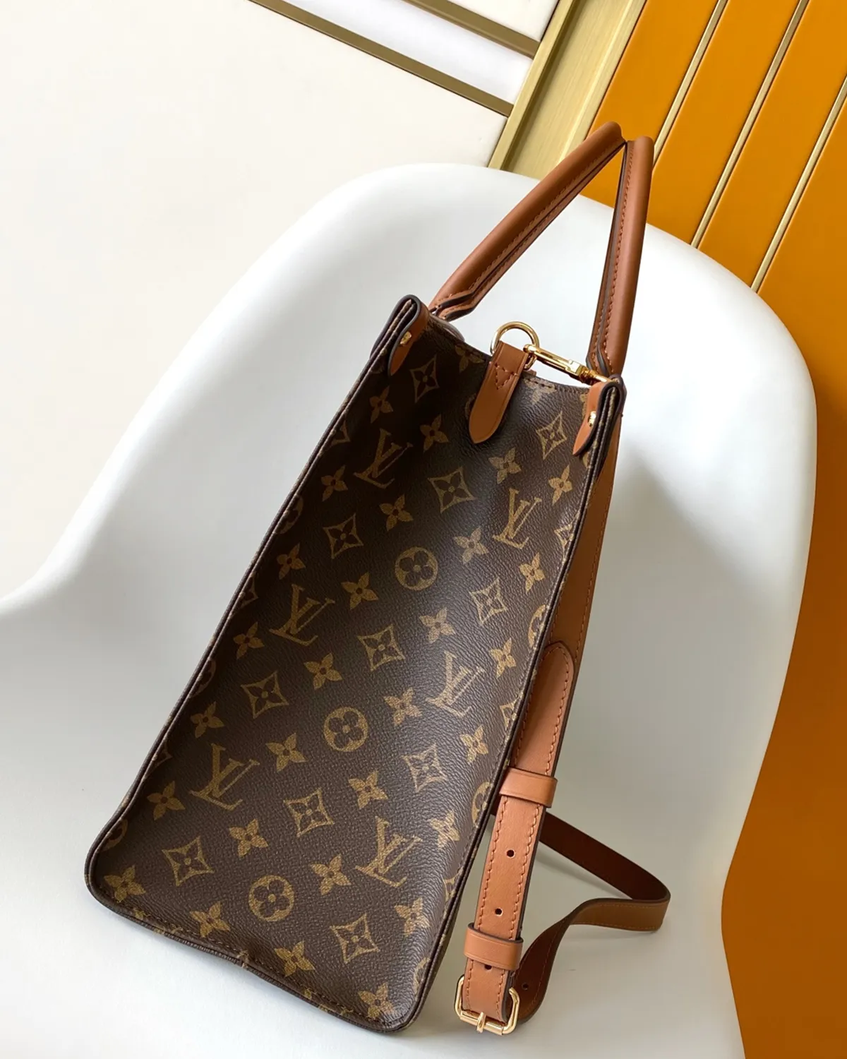 bagladt-signature-box-tote-gm-giant-reverse-monogram-front4