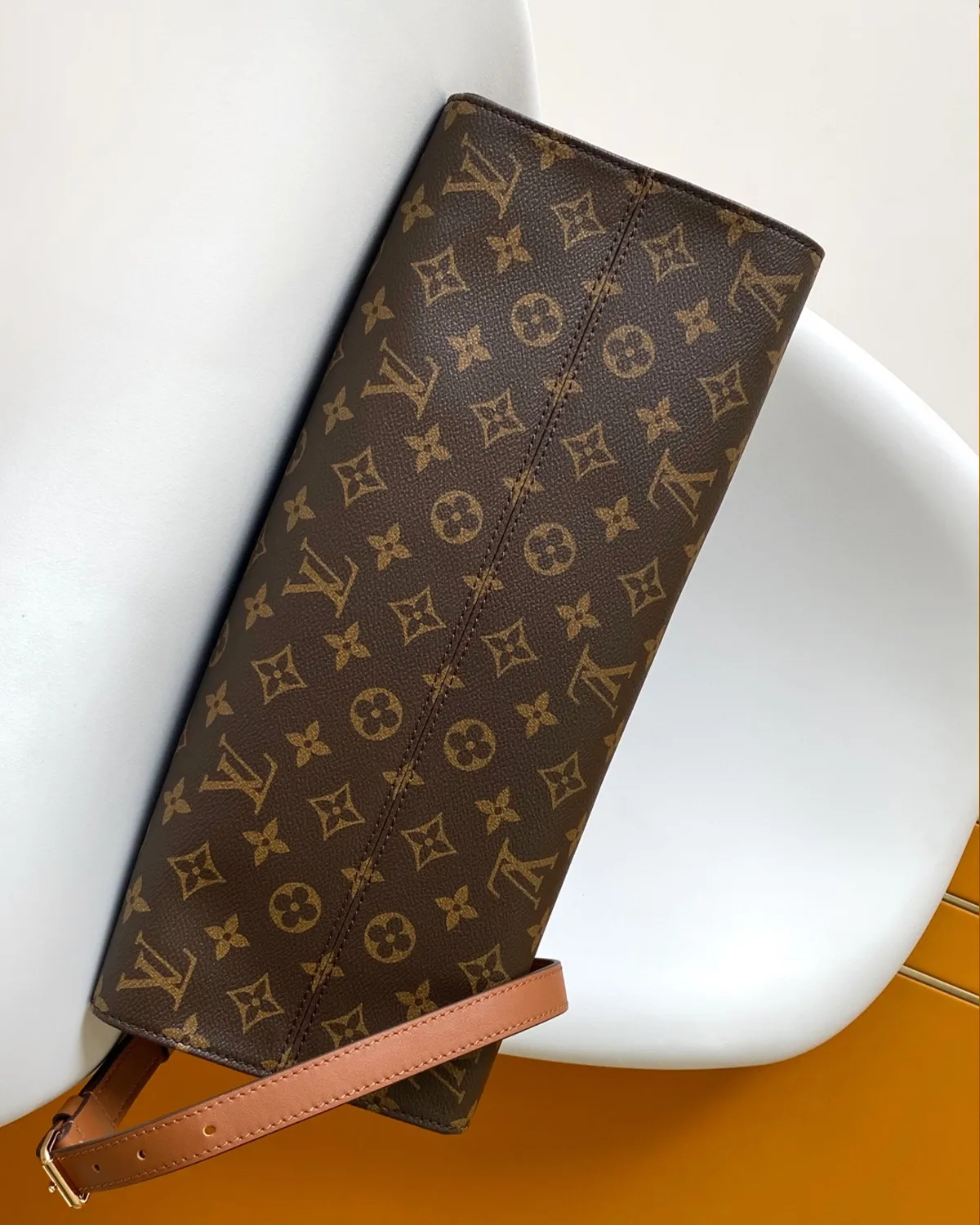 bagladt-signature-box-tote-gm-giant-reverse-monogram-front5