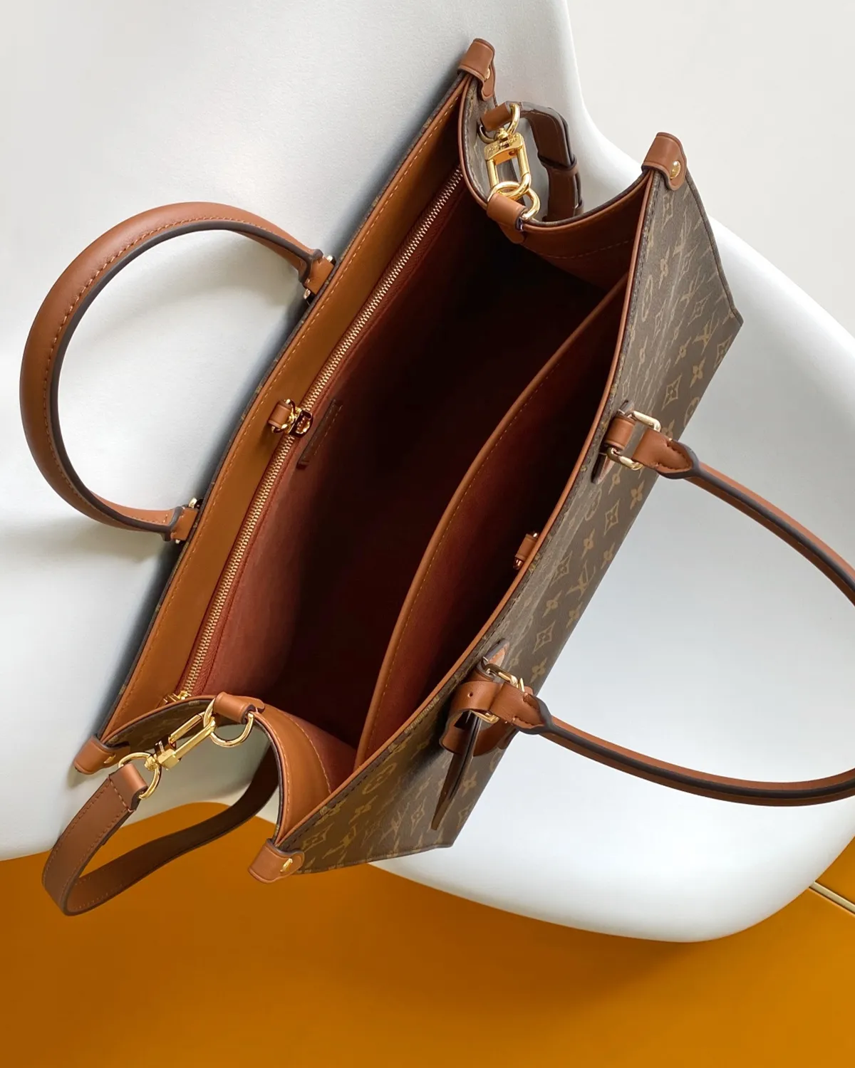 bagladt-signature-box-tote-gm-giant-reverse-monogram-front9