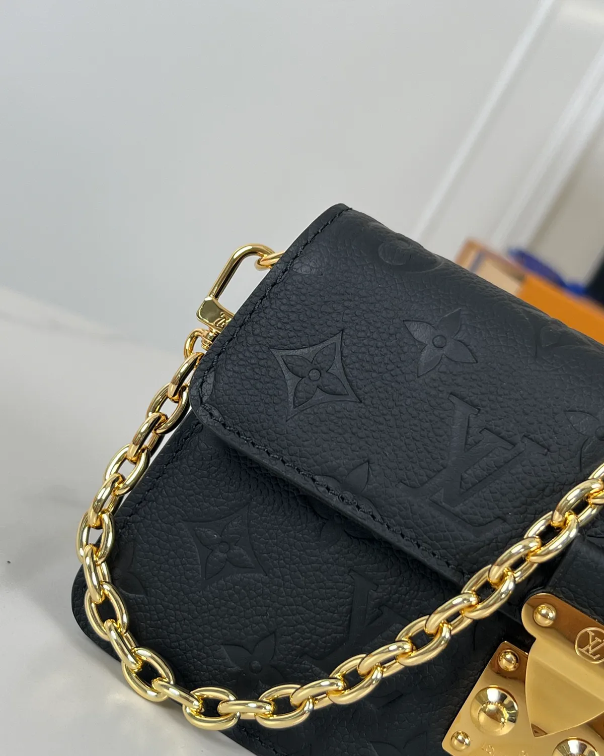 bagladt-signature-embossed-chain-wallet-black-leather-front5