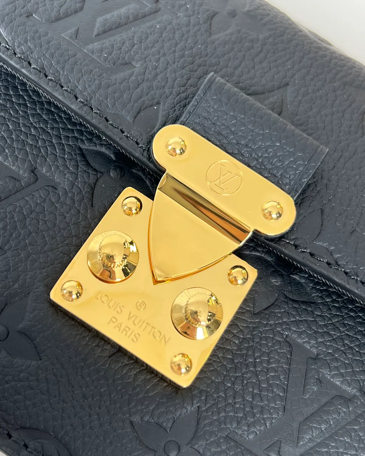 bagladt-signature-embossed-chain-wallet-black-leather-front7