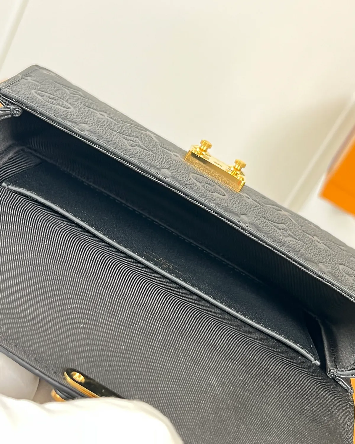 bagladt-signature-embossed-chain-wallet-black-leather-front9