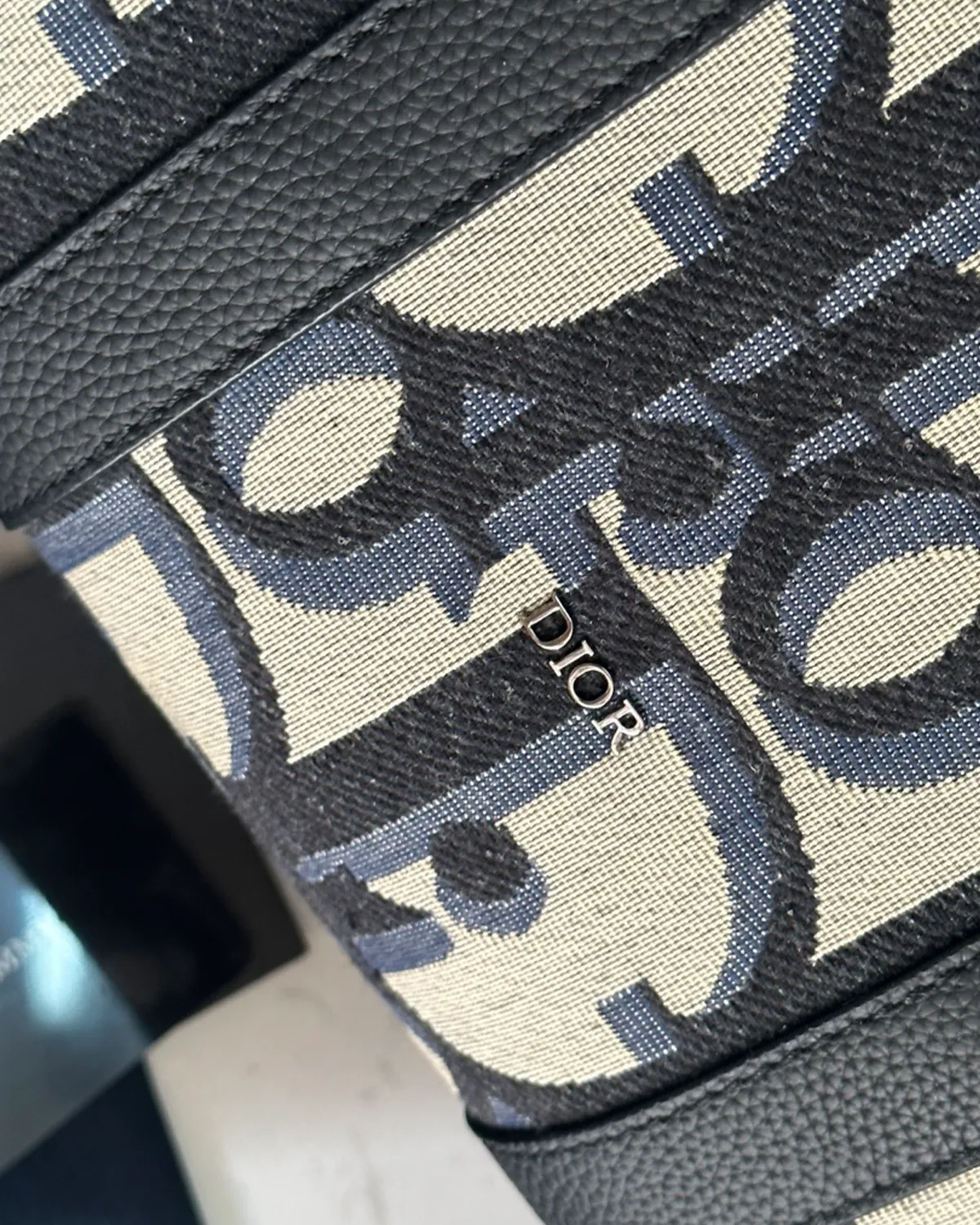 bagladt-signature-geometric-jacquard-weekender-40-beige-black-front.5