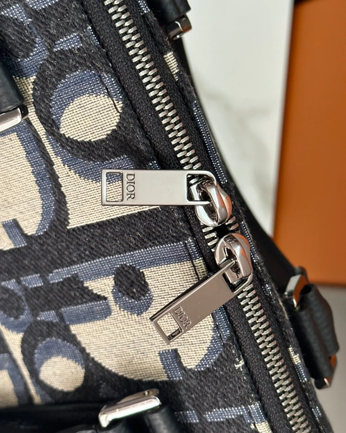 bagladt-signature-geometric-jacquard-weekender-40-beige-black-front.7