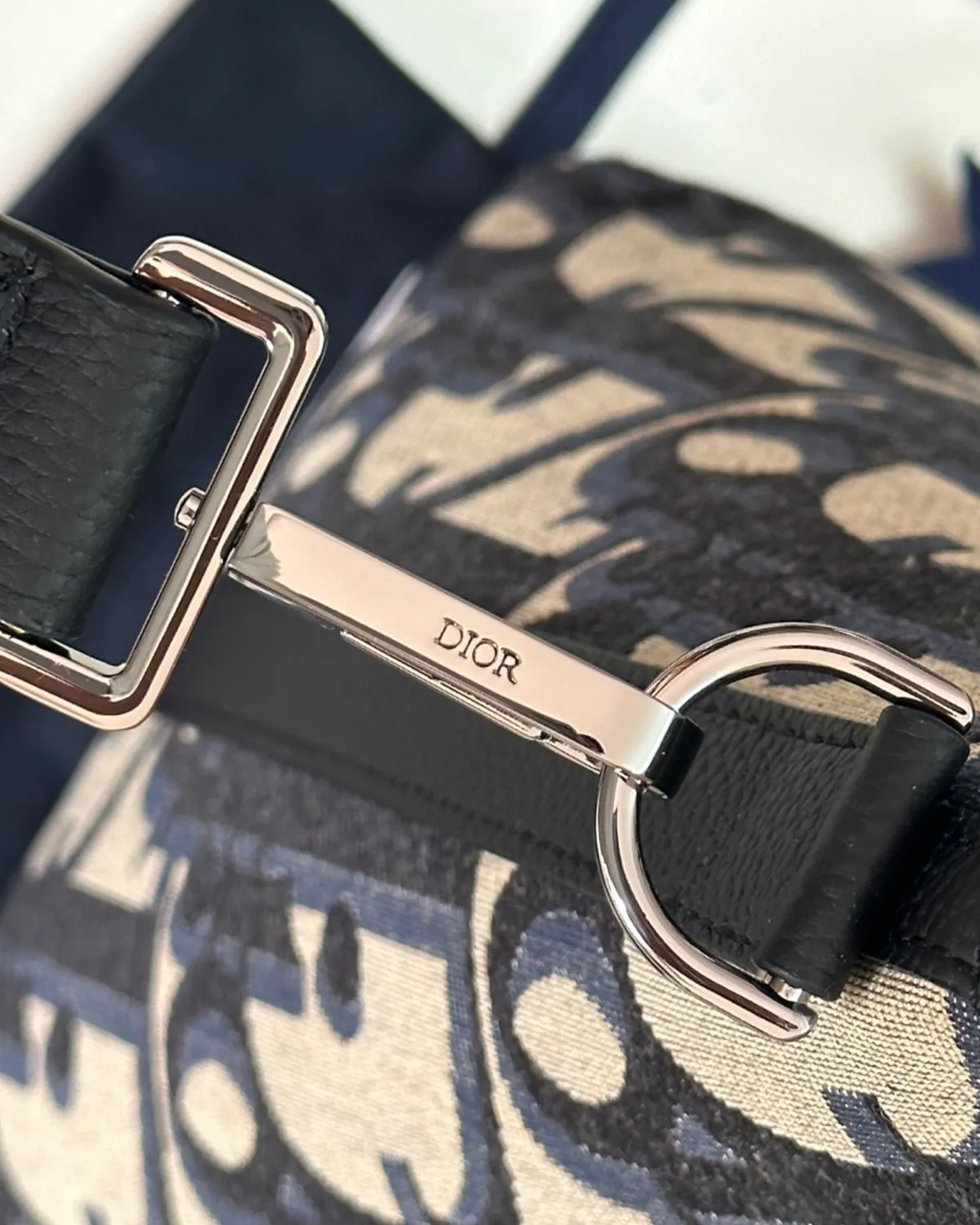 bagladt-signature-geometric-jacquard-weekender-40-beige-black-front.8