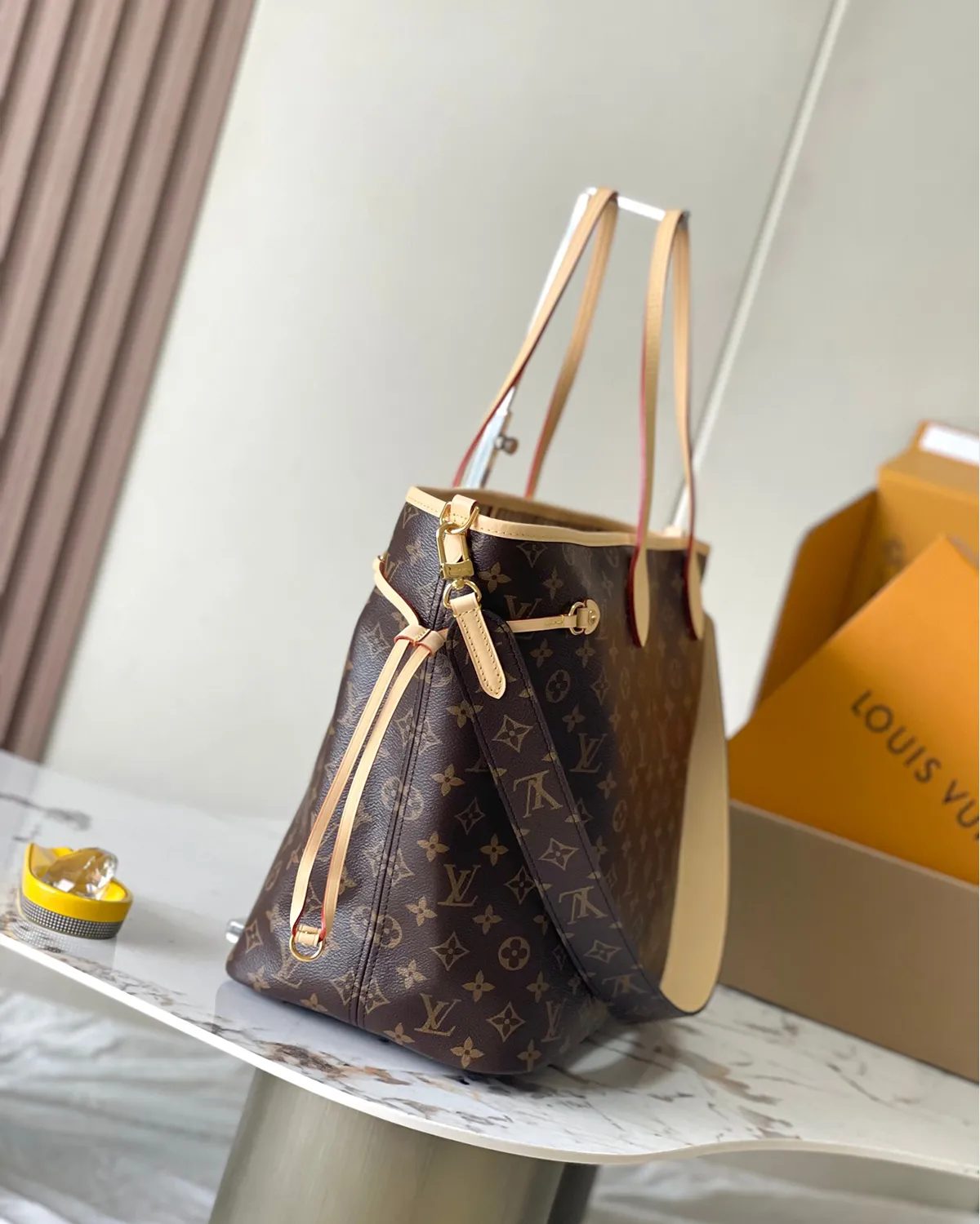 bagladt-signature-reversible-tote-gm-monogram-heritage-stamp-front10