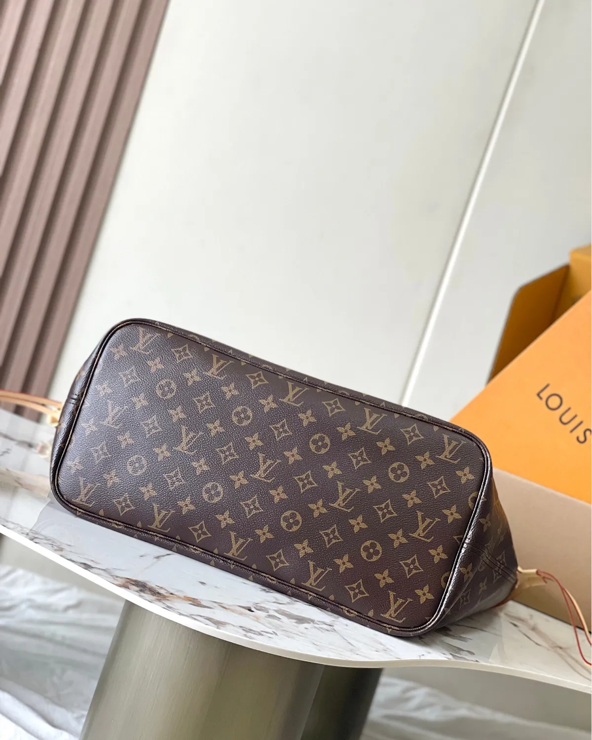 bagladt-signature-reversible-tote-gm-monogram-heritage-stamp-front11