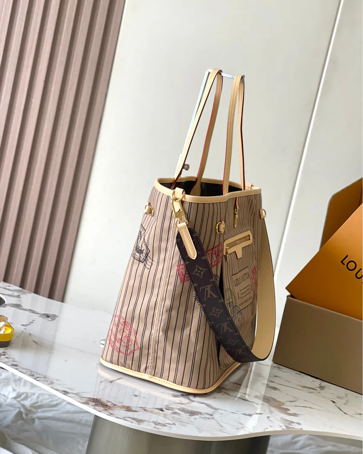 bagladt-signature-reversible-tote-gm-monogram-heritage-stamp-front4