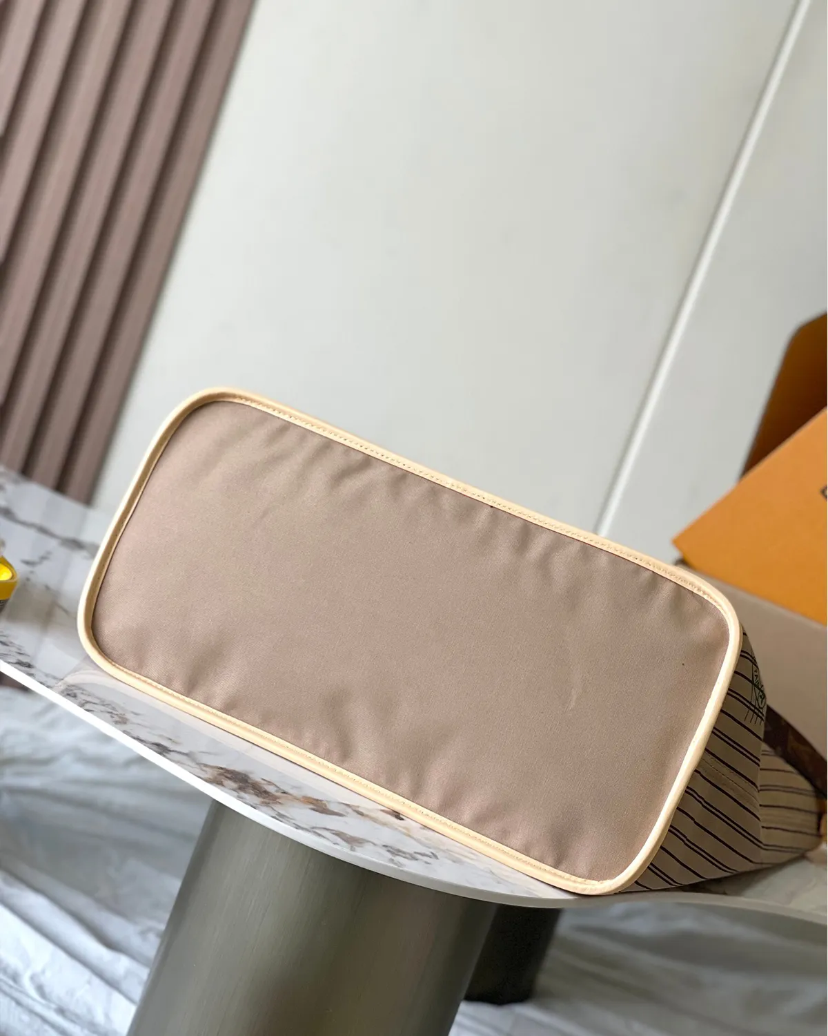 bagladt-signature-reversible-tote-gm-monogram-heritage-stamp-front6