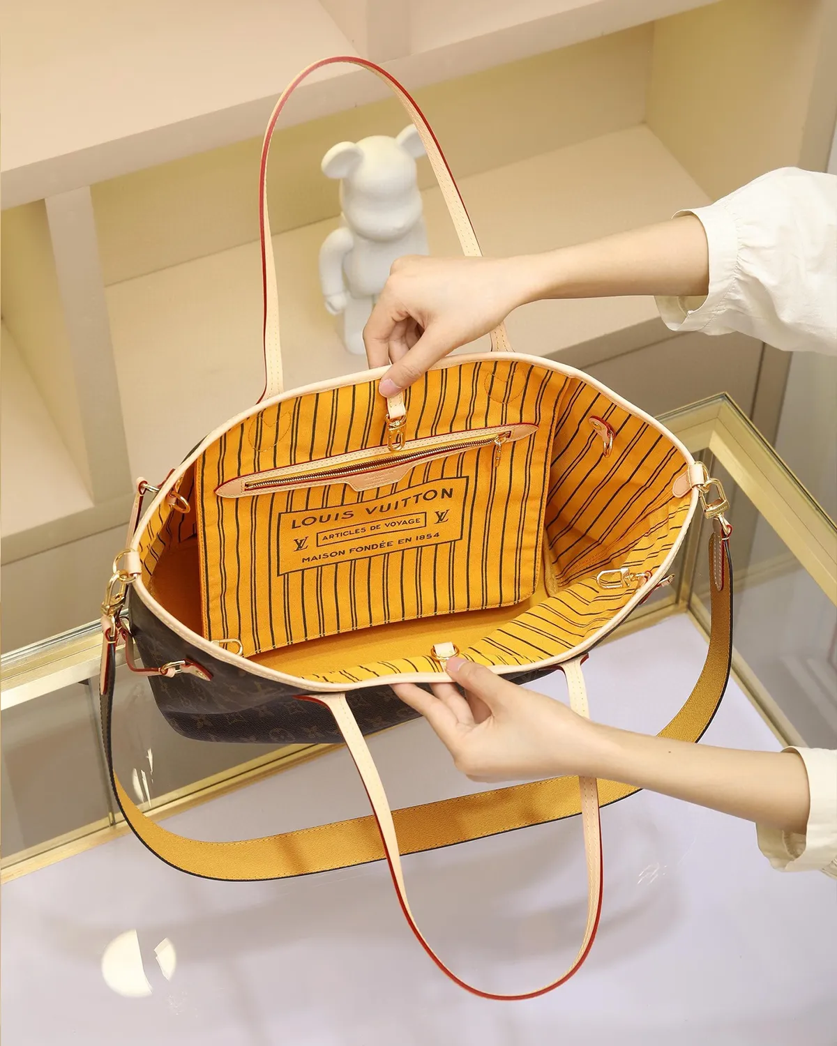 bagladt-signature-reversible-tote-mm-monogram-bandouliere-strap-front10