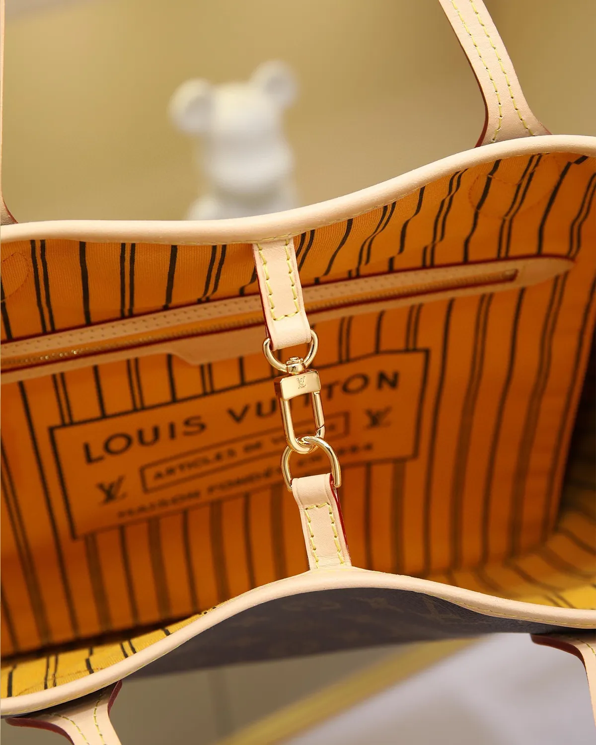 bagladt-signature-reversible-tote-mm-monogram-bandouliere-strap-front8