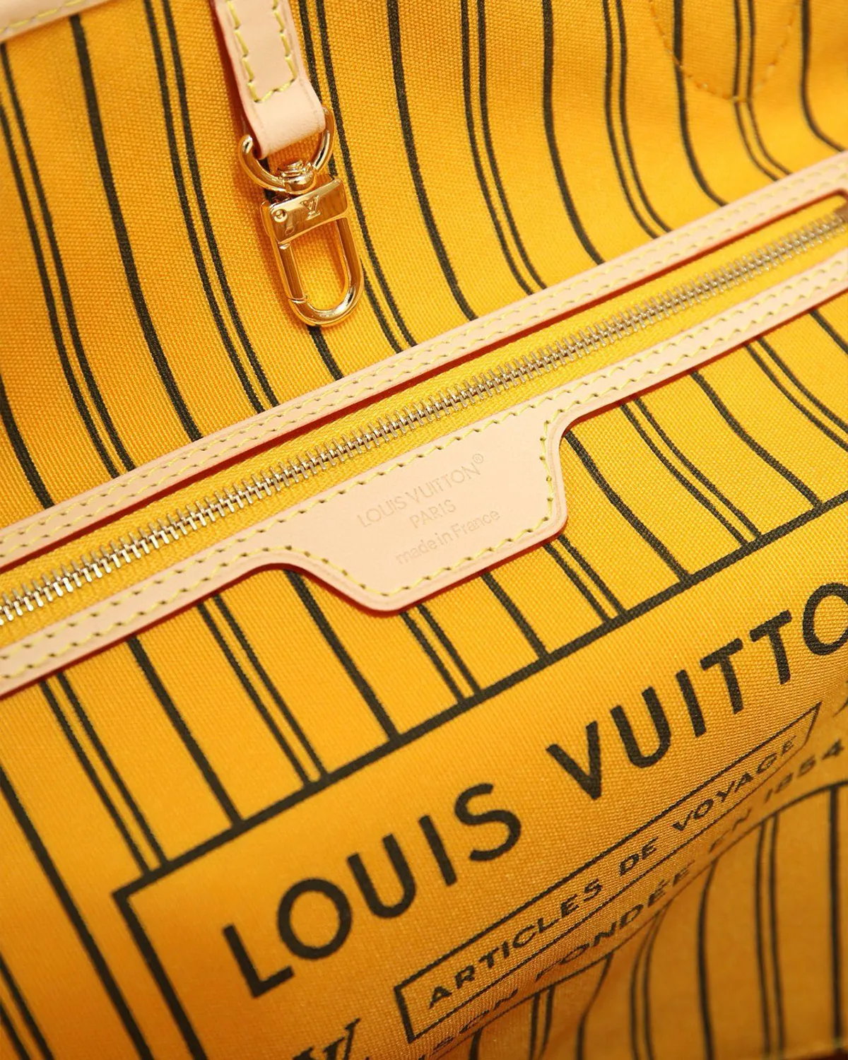 bagladt-signature-reversible-tote-mm-monogram-bandouliere-strap-front9