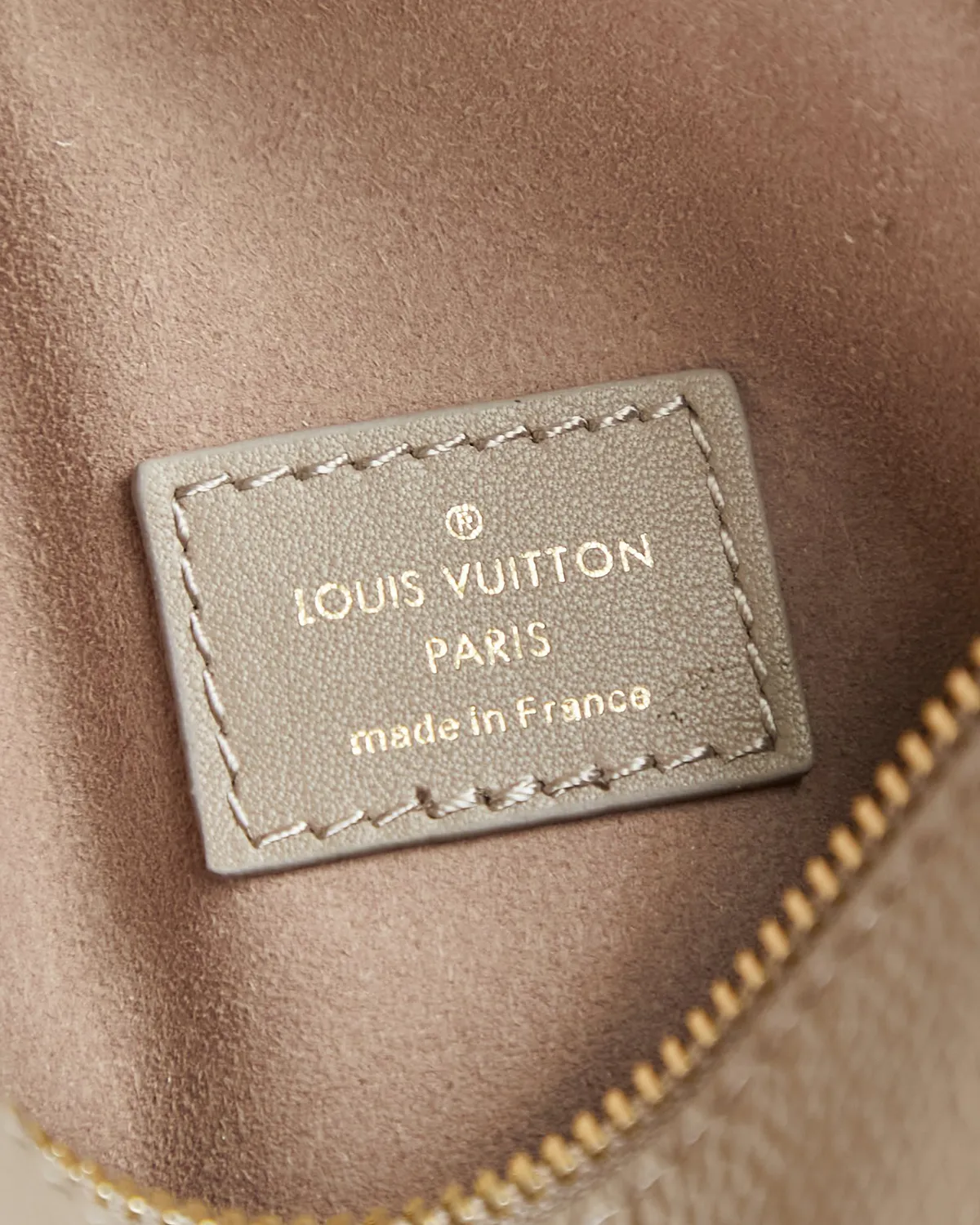 bagladt-signature-soft-trunk-bag-mm-black-grained-leather-front10