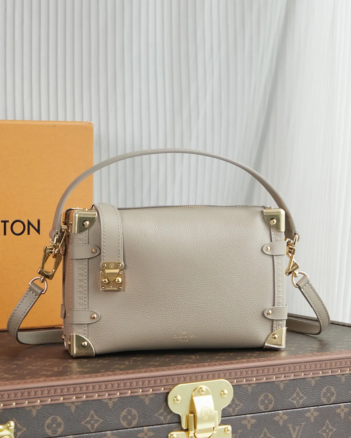 bagladt-signature-soft-trunk-bag-mm-black-grained-leather-front3