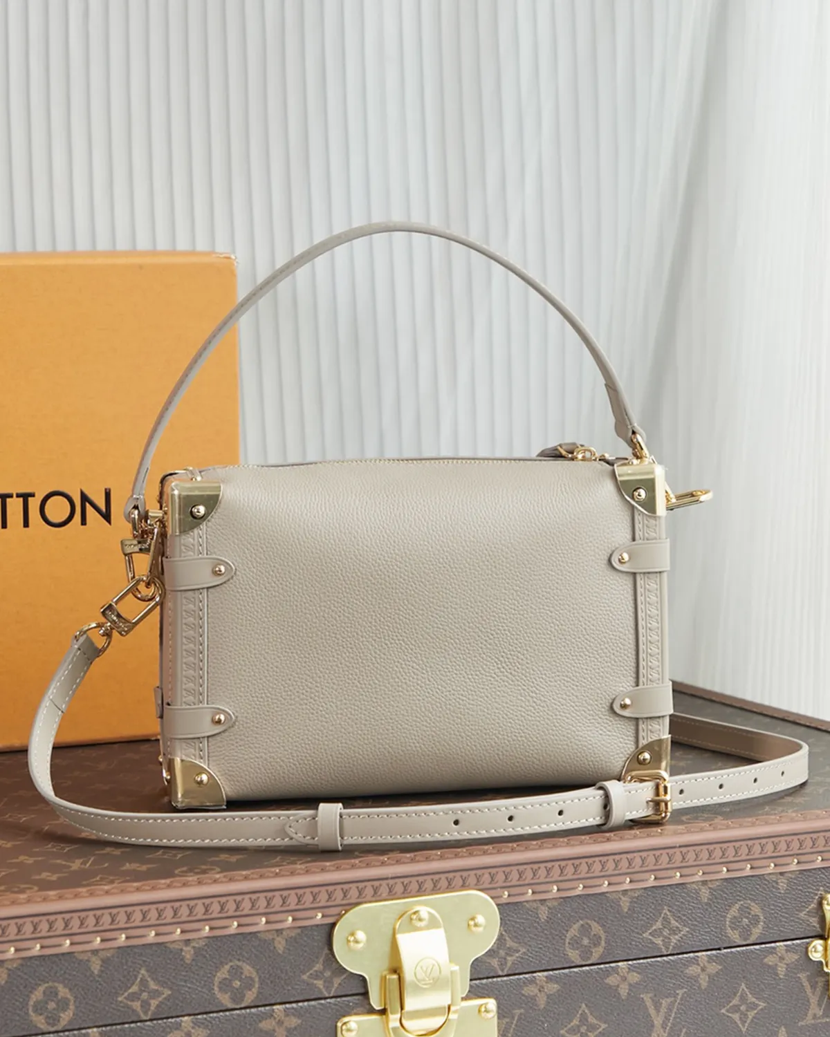 bagladt-signature-soft-trunk-bag-mm-black-grained-leather-front4