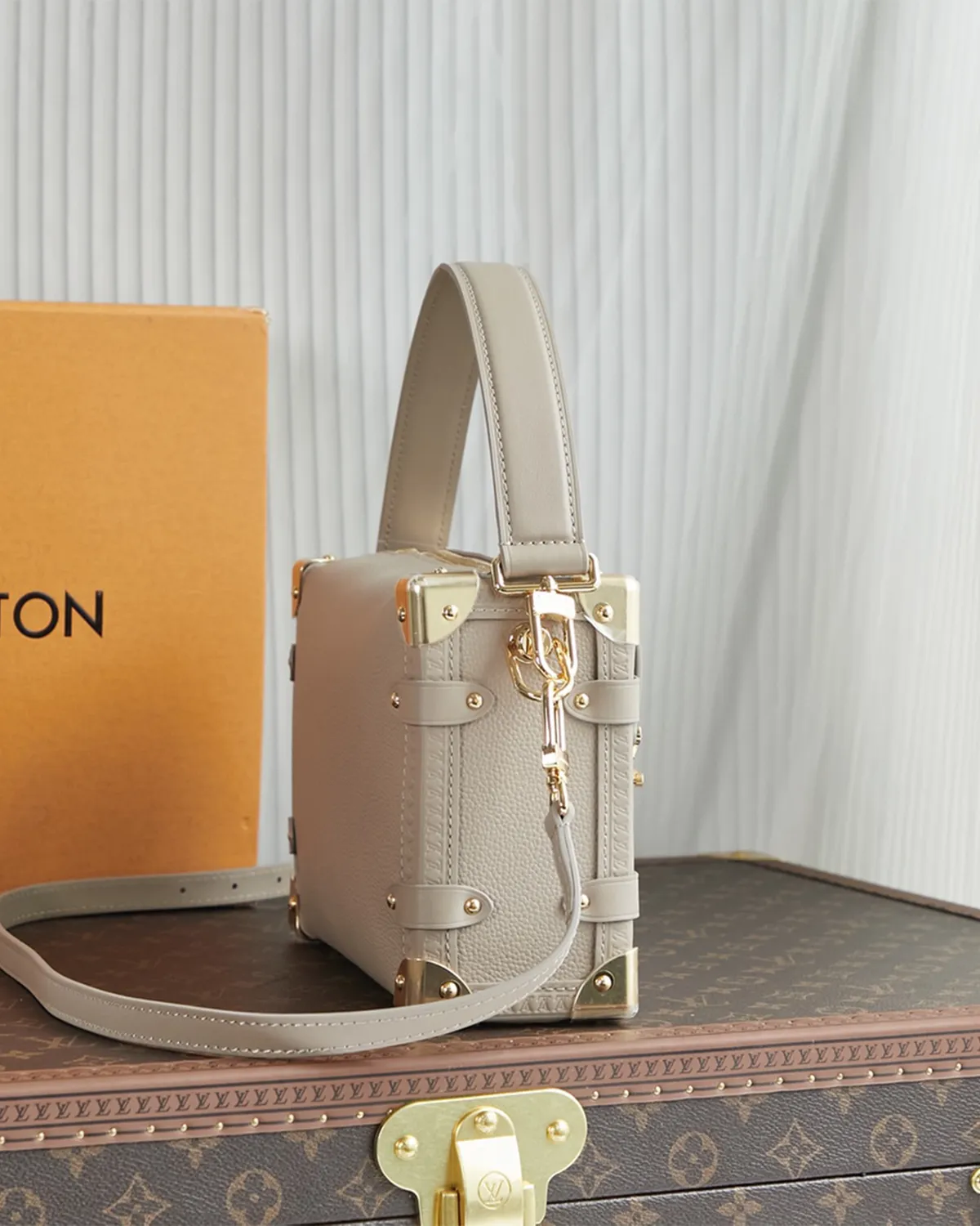 bagladt-signature-soft-trunk-bag-mm-black-grained-leather-front5