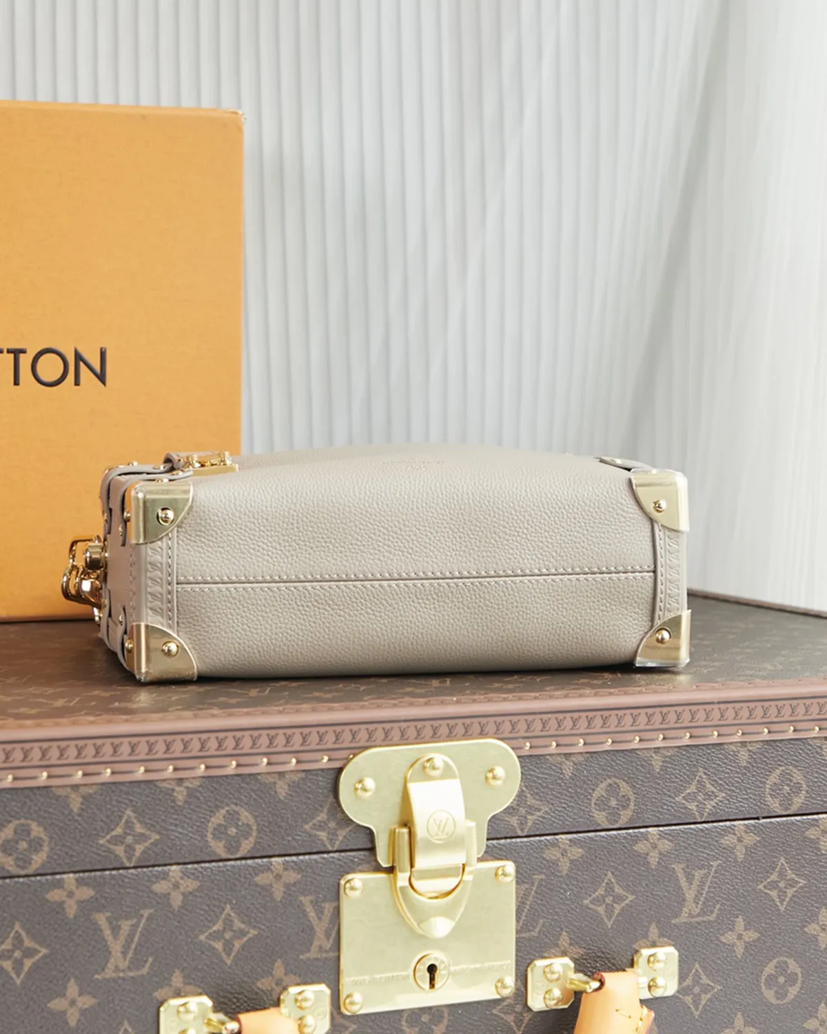 bagladt-signature-soft-trunk-bag-mm-black-grained-leather-front6