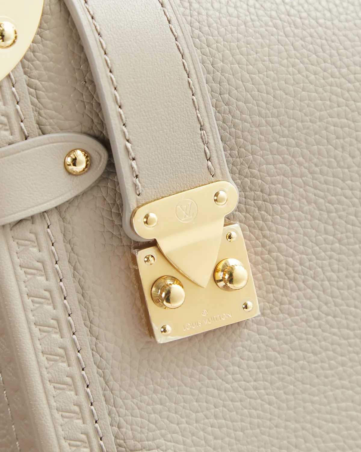 bagladt-signature-soft-trunk-bag-mm-black-grained-leather-front7