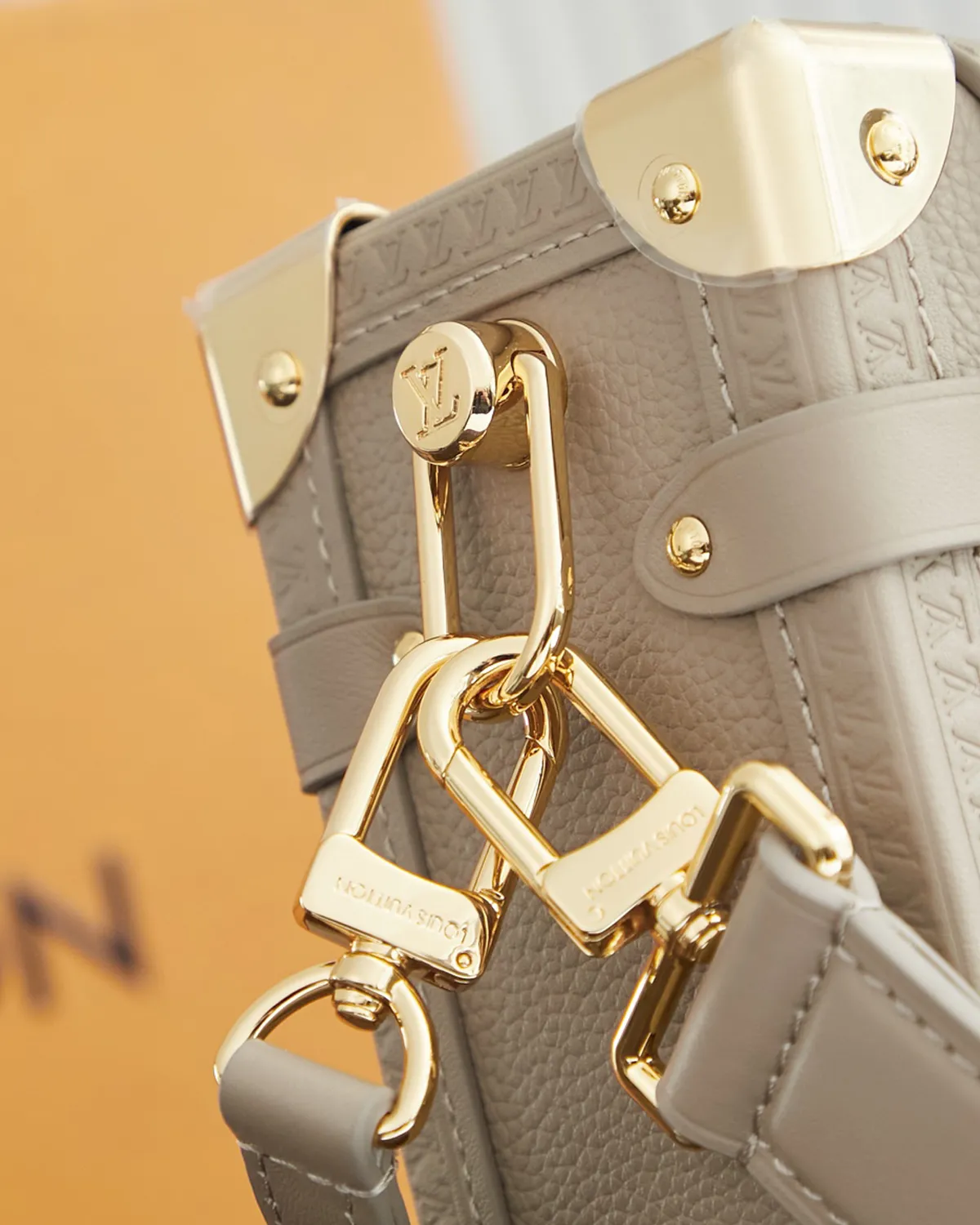 bagladt-signature-soft-trunk-bag-mm-black-grained-leather-front8