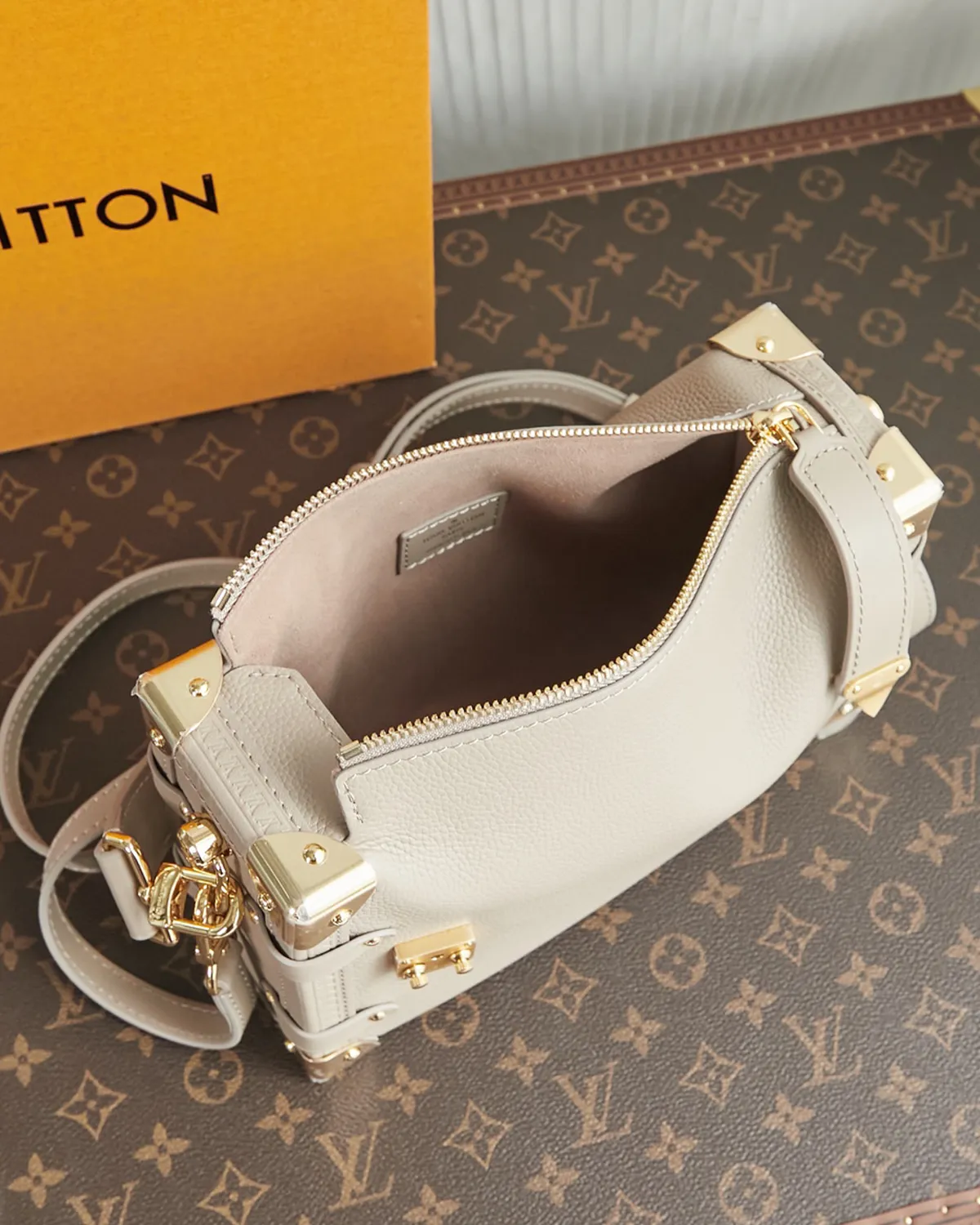 bagladt-signature-soft-trunk-bag-mm-black-grained-leather-front9