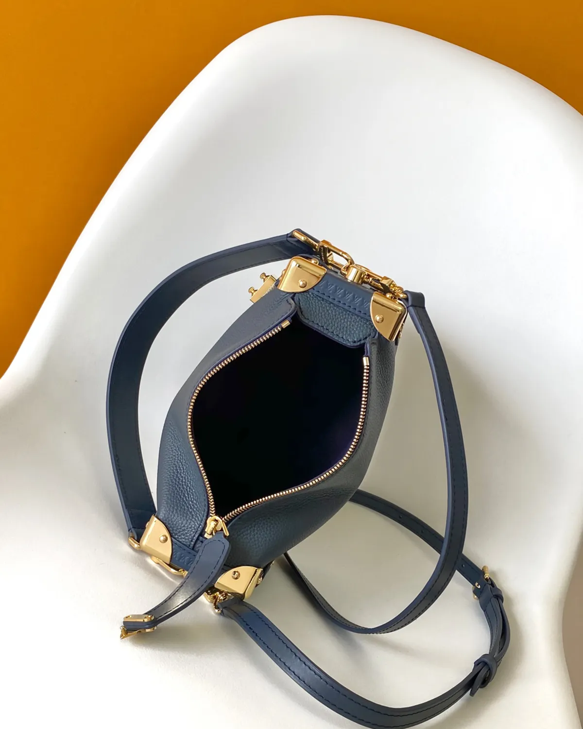 bagladt-signature-soft-trunk-bag-mm-monogram-canvas-vachetta-front3