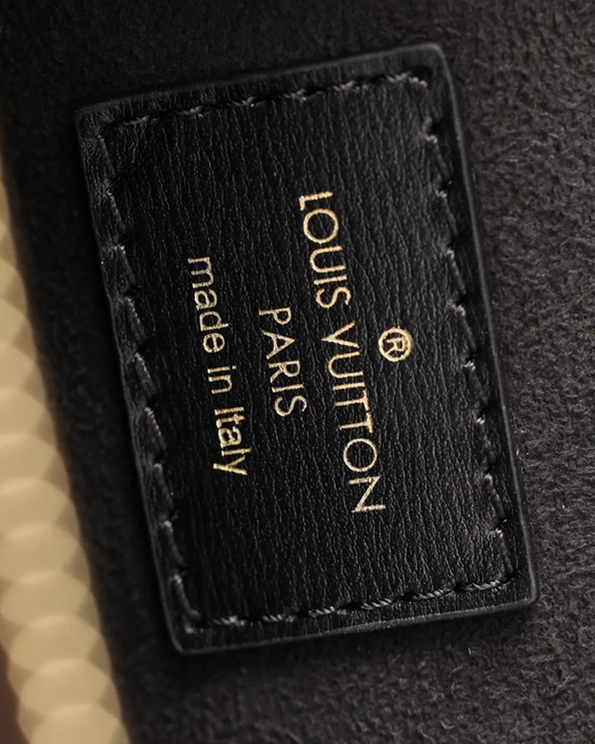 bagladt-signature-vanity-chain-case-monogram-reverse-canvas-front10