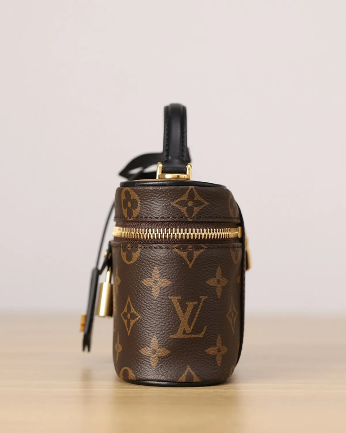 bagladt-signature-vanity-chain-case-monogram-reverse-canvas-front3