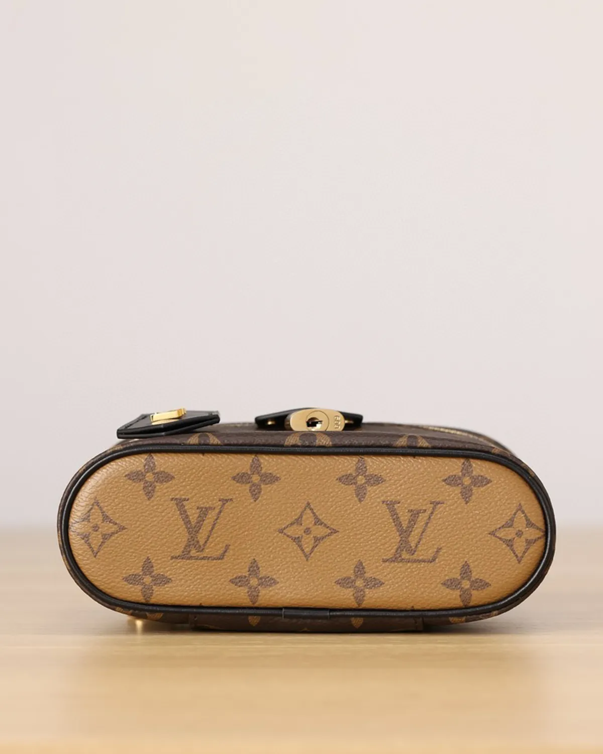 bagladt-signature-vanity-chain-case-monogram-reverse-canvas-front4