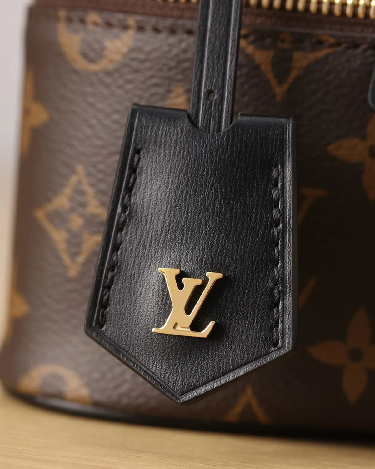 bagladt-signature-vanity-chain-case-monogram-reverse-canvas-front6