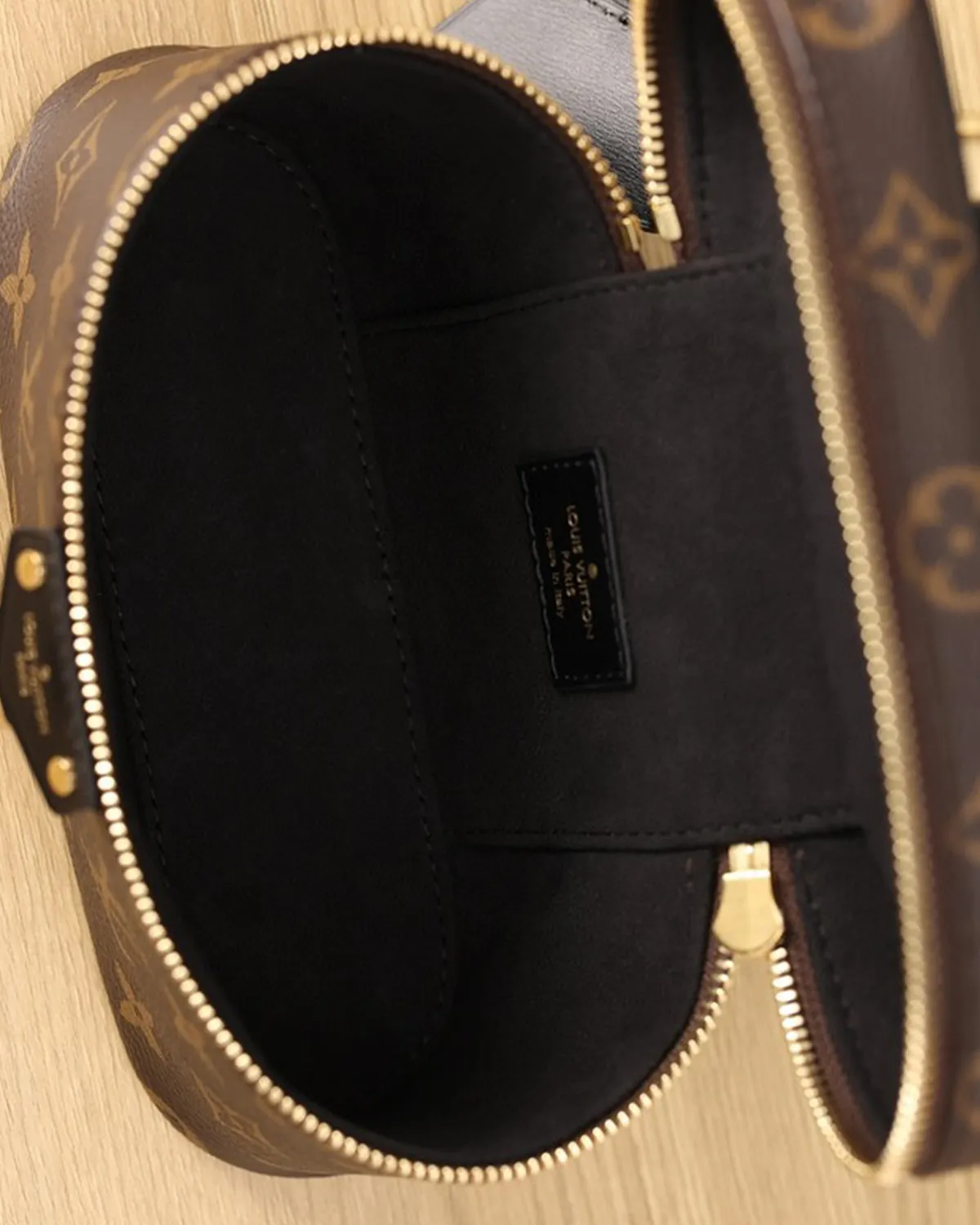 bagladt-signature-vanity-chain-case-monogram-reverse-canvas-front9