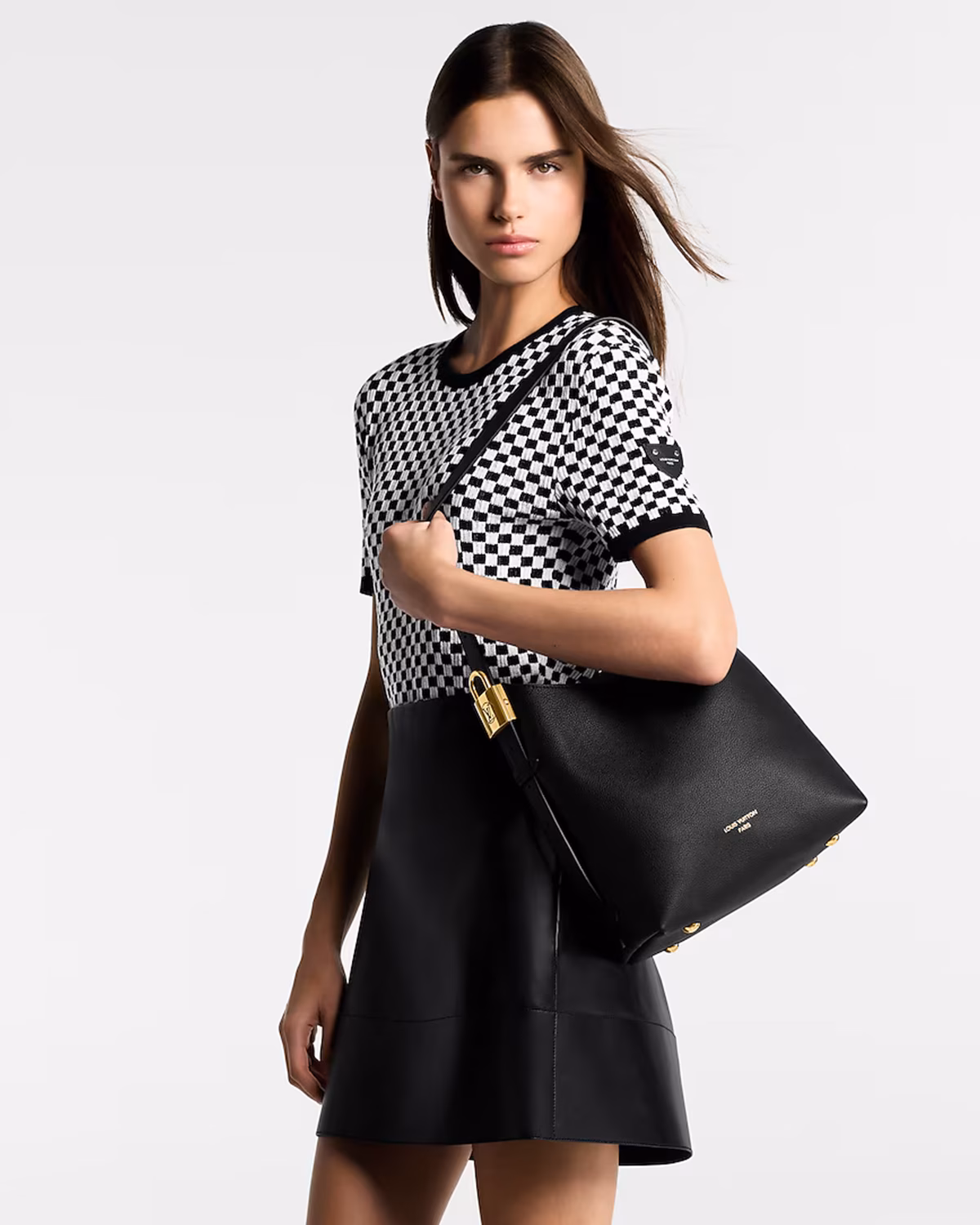 louis-vuitton-low-key-hobo-pm--M25352_PM1_Cropped worn view