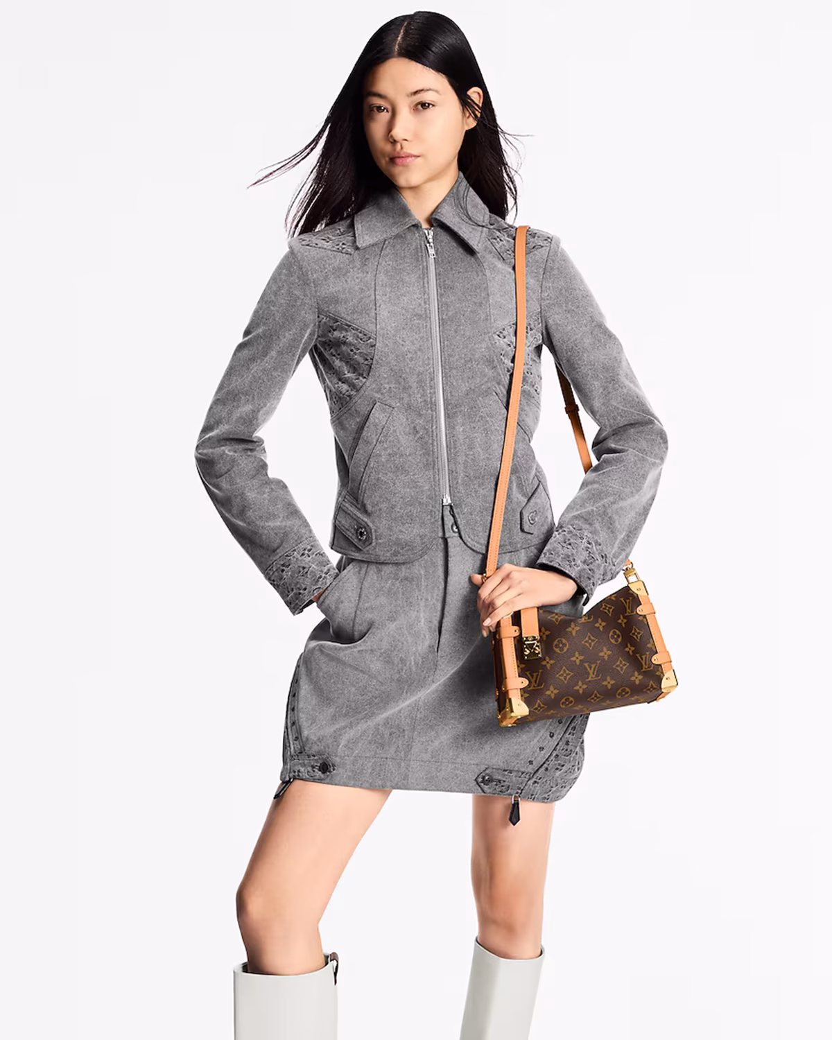 louis-vuitton-side-trunk-mm--M46358_PM1_Cropped worn view