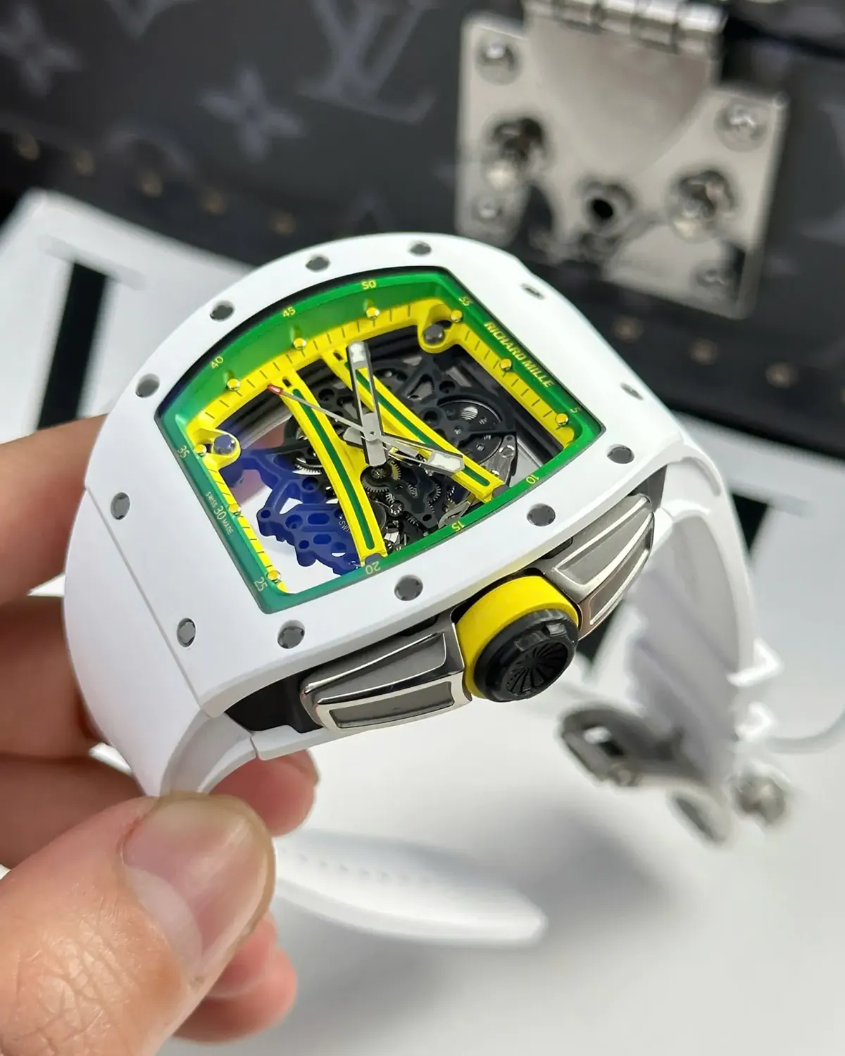 bagladt-asymmetric-sport-watch-carbon-white-ceramic-front3