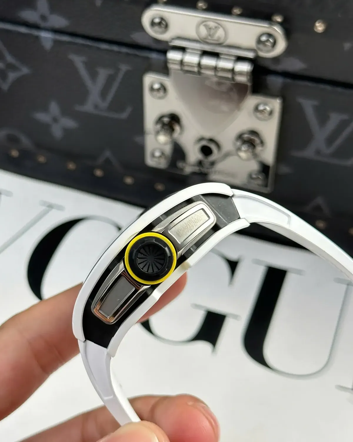 bagladt-asymmetric-sport-watch-carbon-white-ceramic-front8