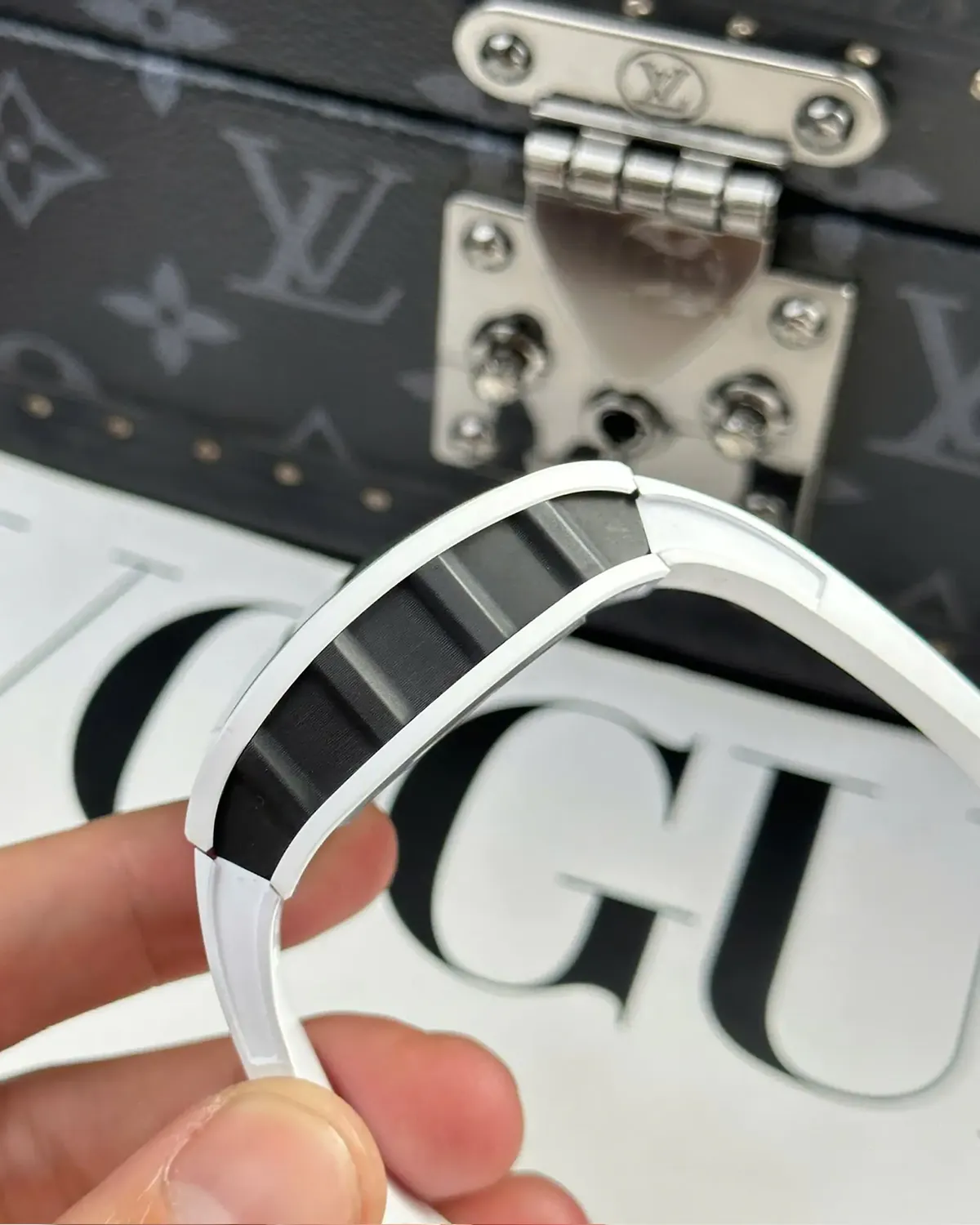 bagladt-asymmetric-sport-watch-carbon-white-ceramic-front9