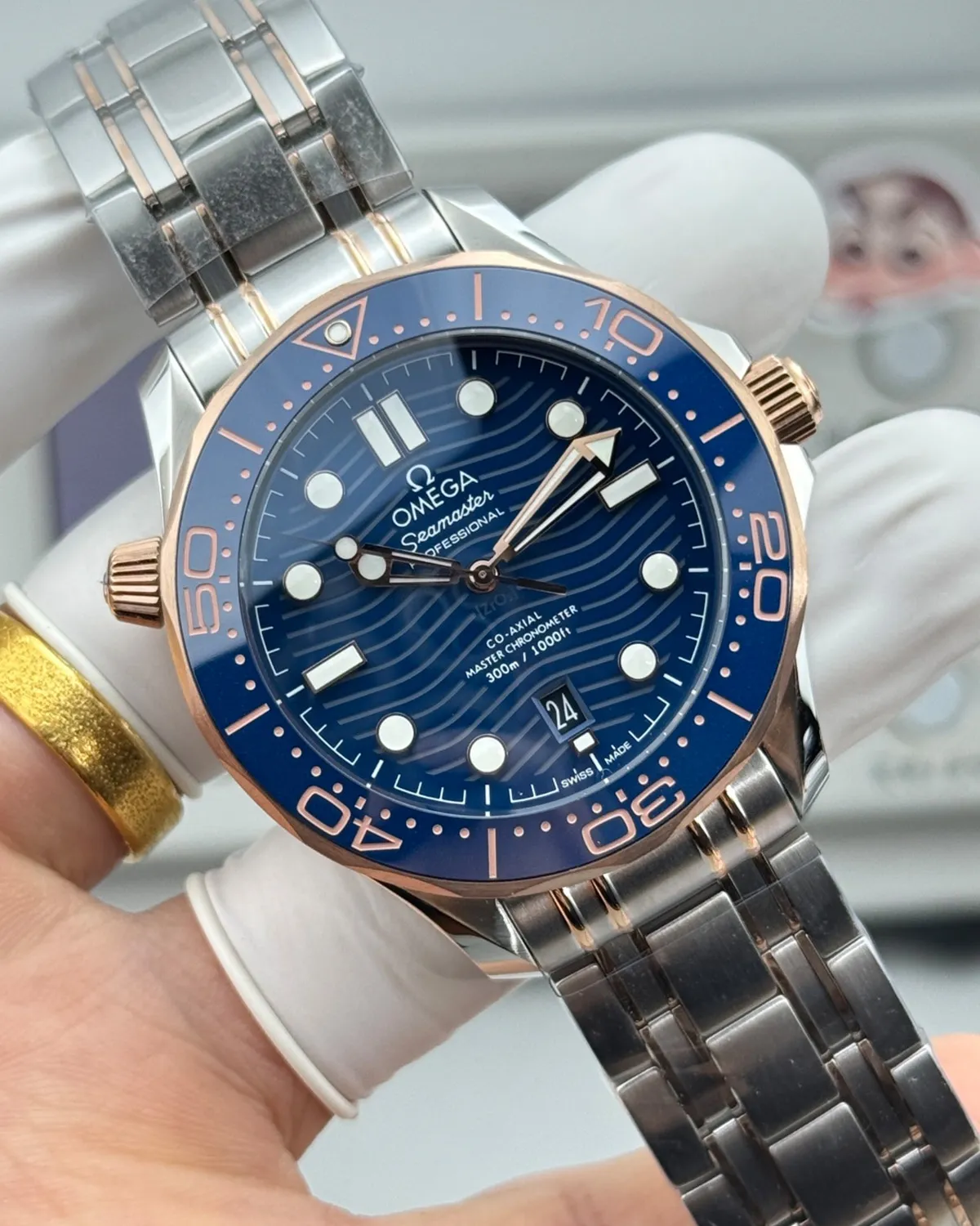 bagladt-blue-gold-seamaster-300m-chronograph-front4