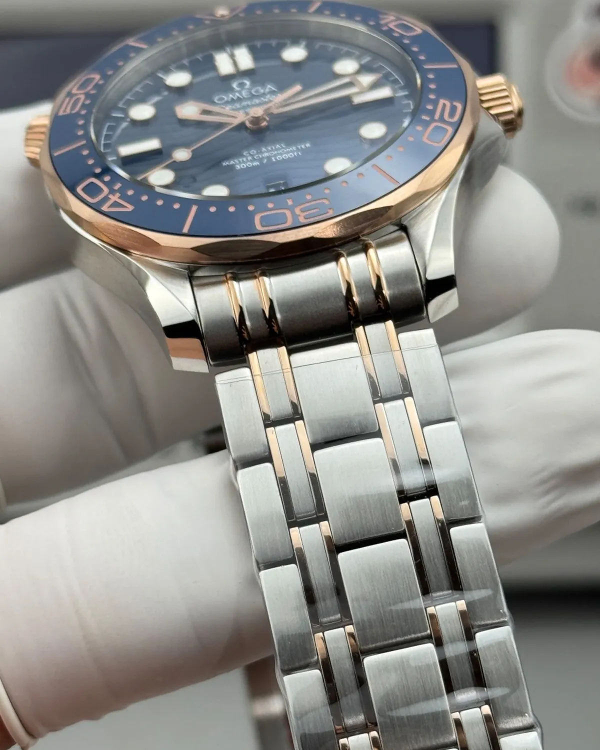 bagladt-blue-gold-seamaster-300m-chronograph-front6