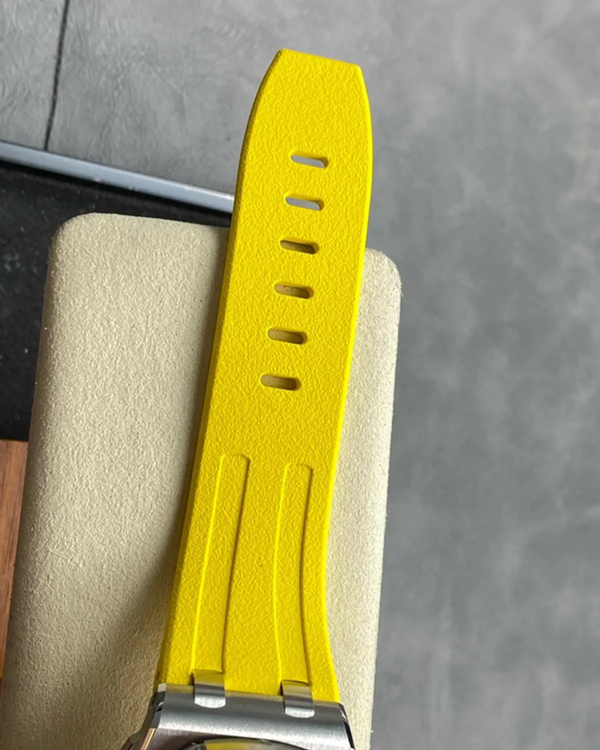 bagladt-offshore-diver-yellow-dial-steel-front10