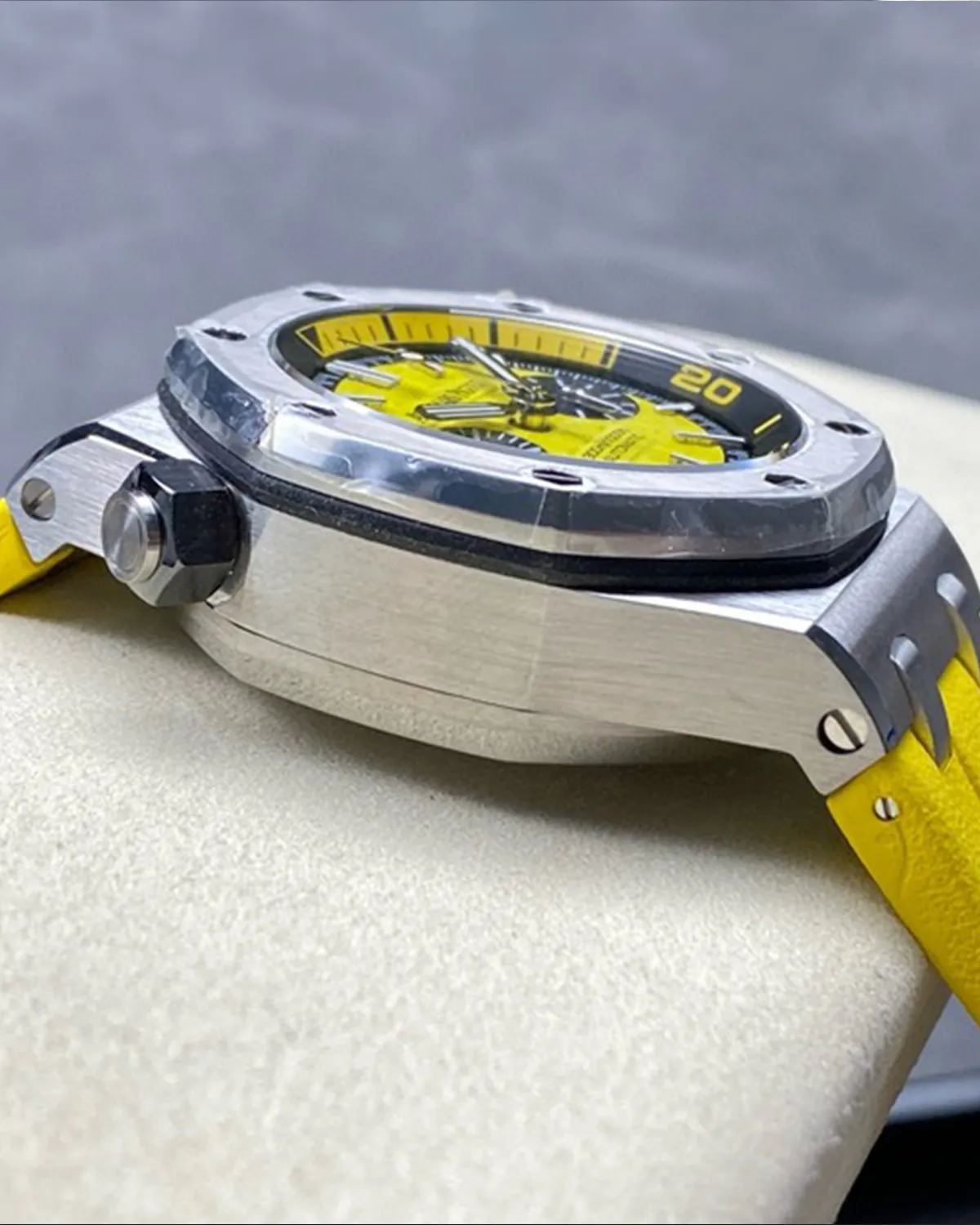 bagladt-offshore-diver-yellow-dial-steel-front6