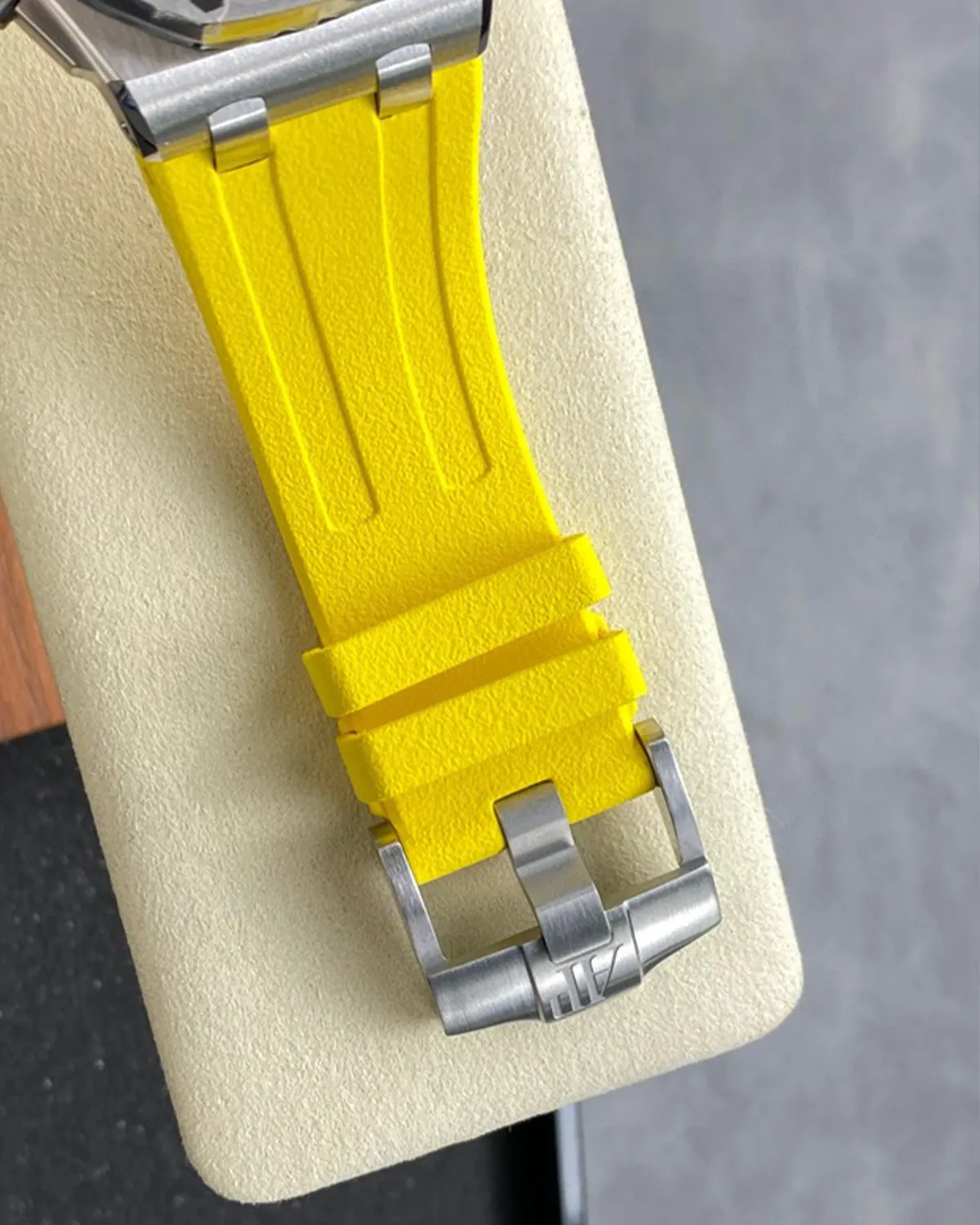 bagladt-offshore-diver-yellow-dial-steel-front9