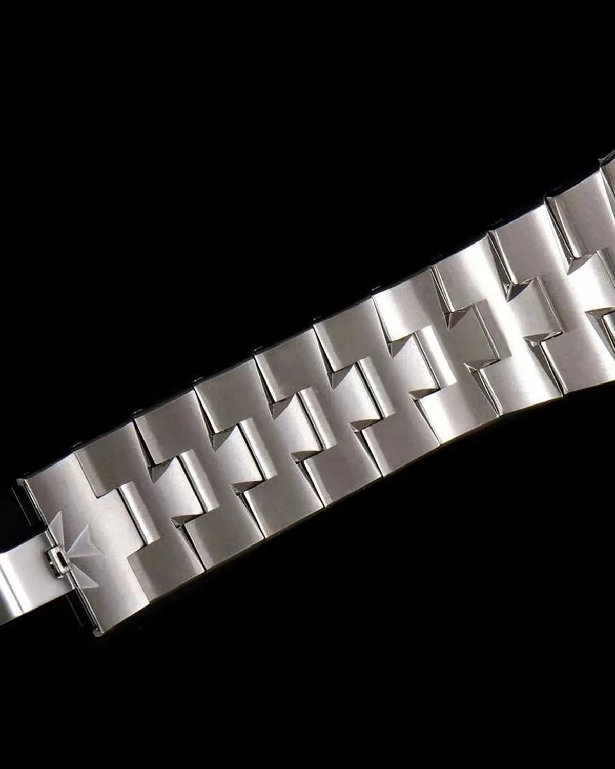 bagladt-overseas-dual-time-black-dial-steel-front9