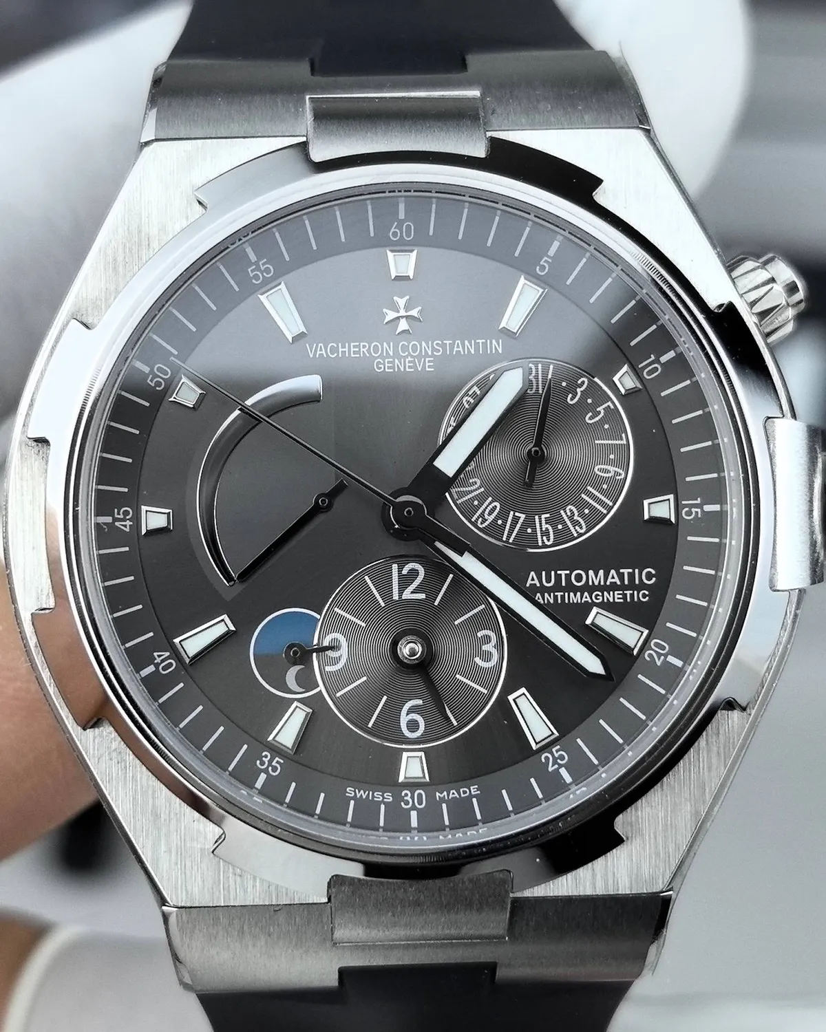 bagladt-overseas-dual-time-steel-titanium-grey-dial-front3