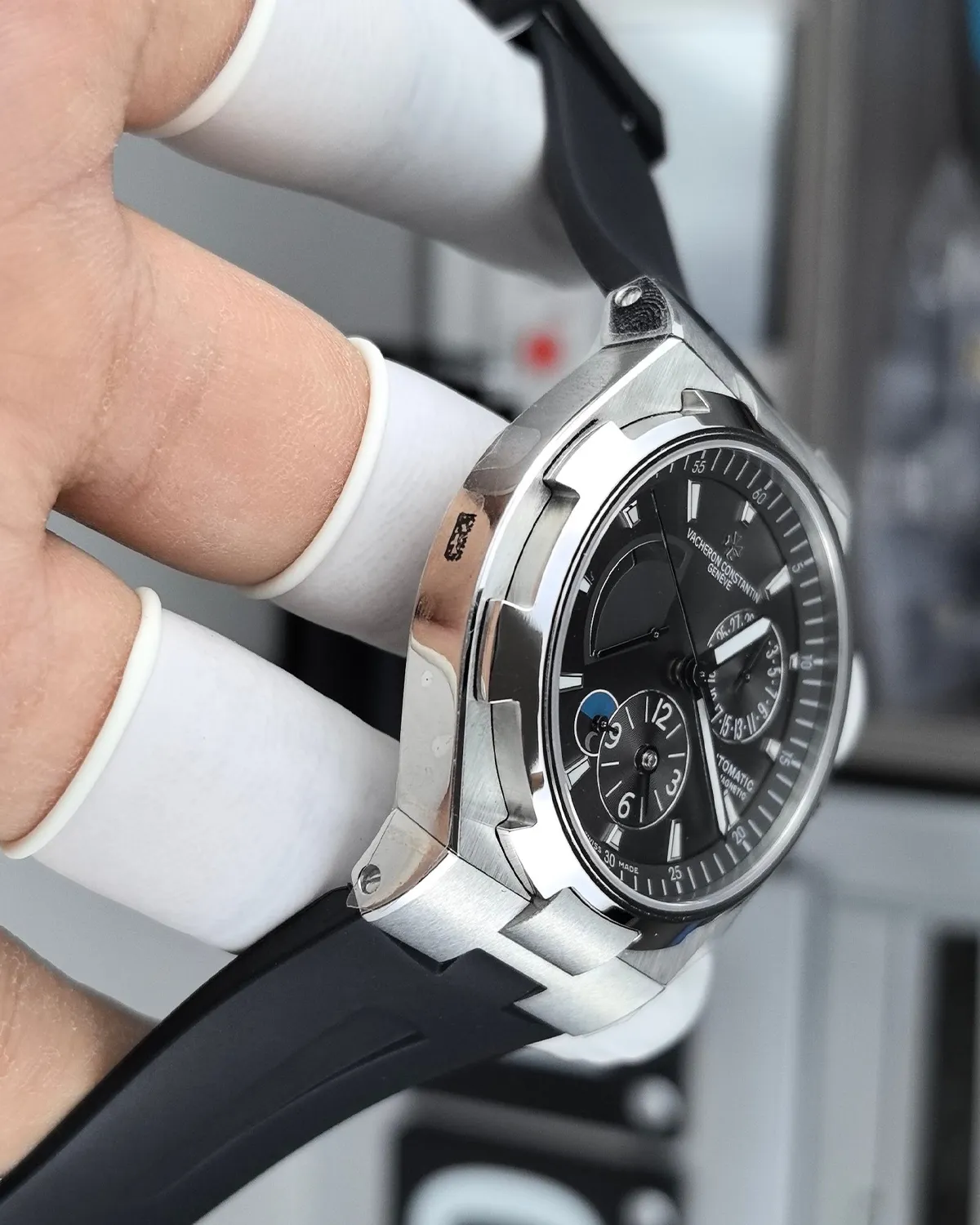 bagladt-overseas-dual-time-steel-titanium-grey-dial-front4