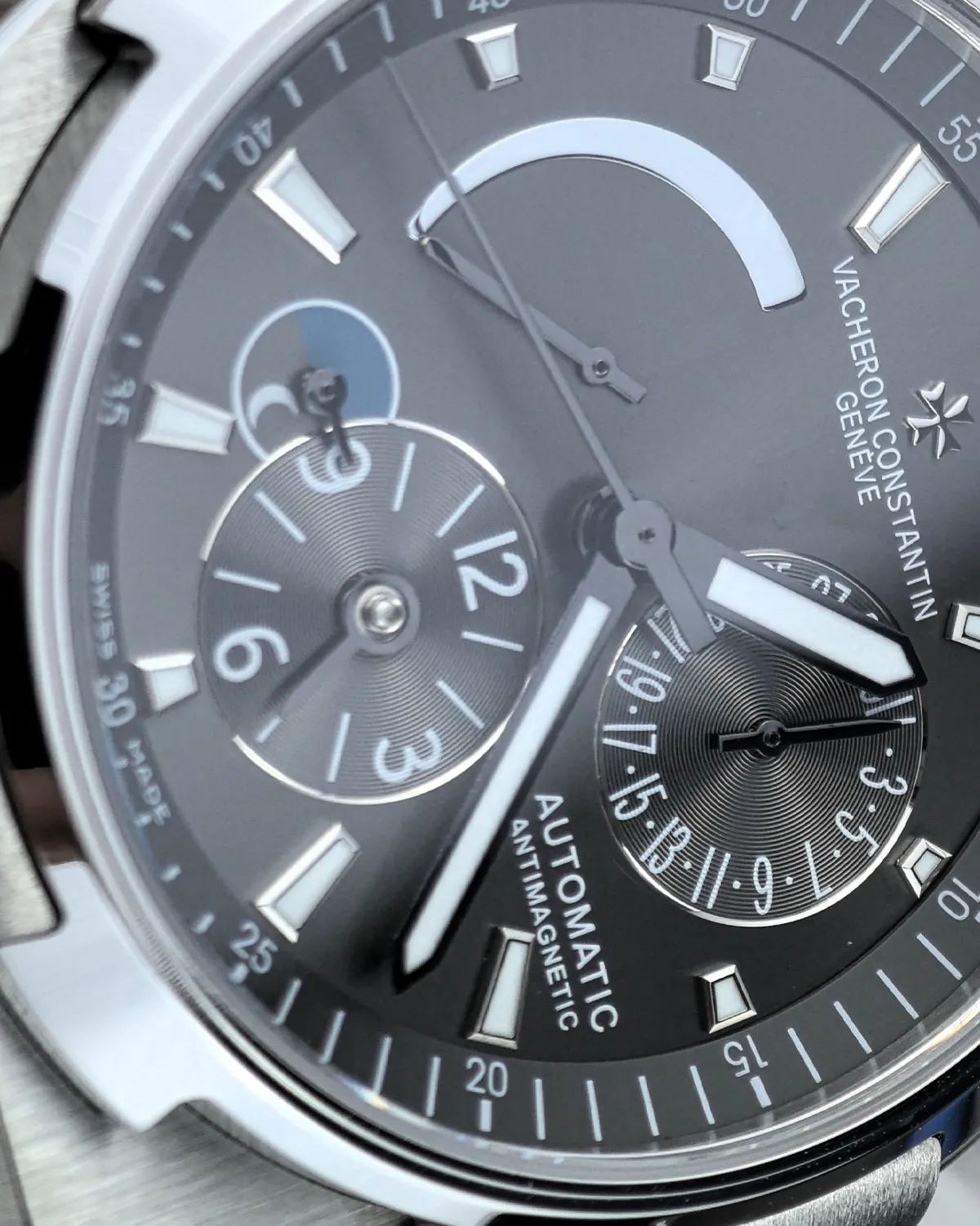 bagladt-overseas-dual-time-steel-titanium-grey-dial-front5