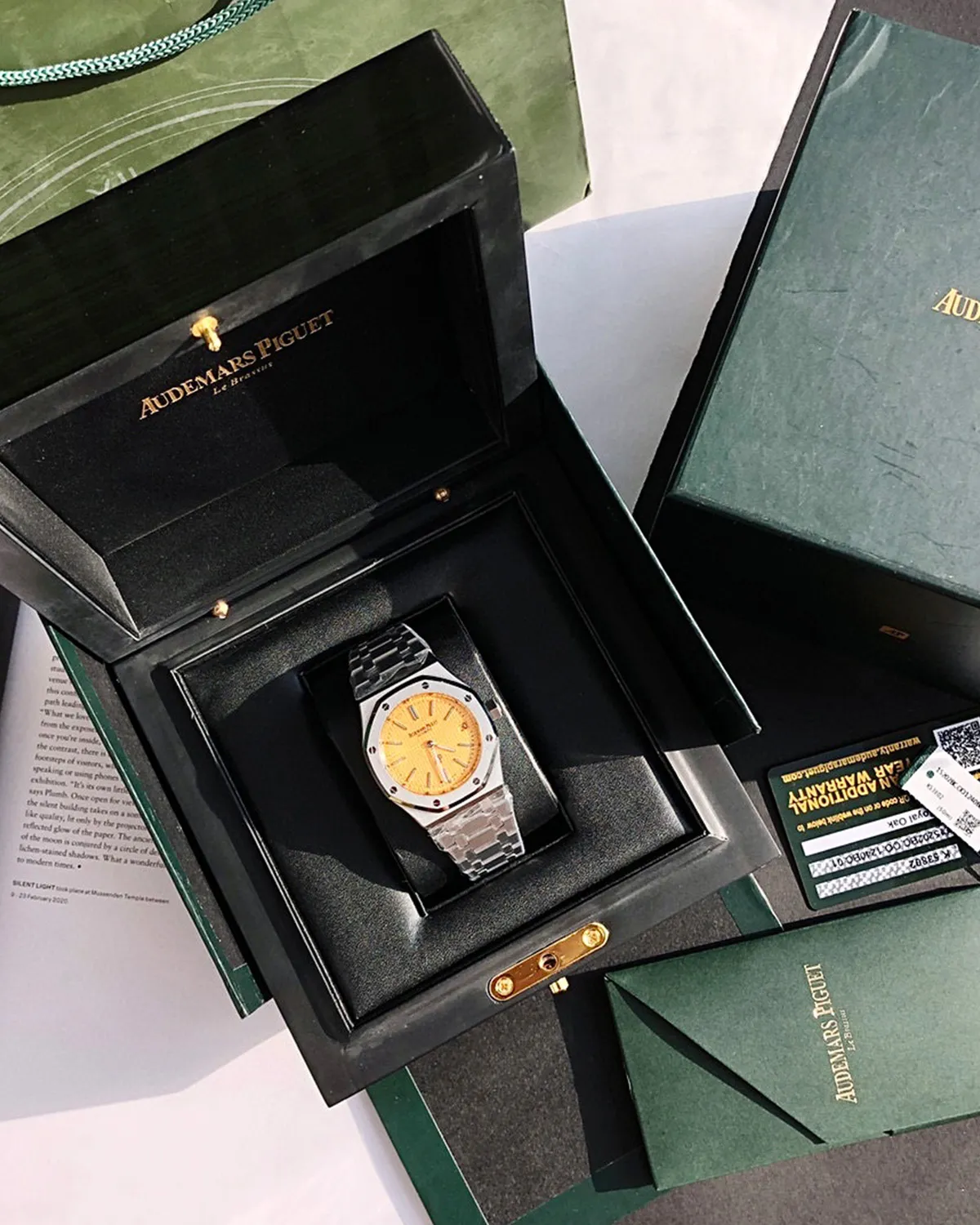 bagladt-royal-sports-jumbo-salmon-dial-white-gold-front4