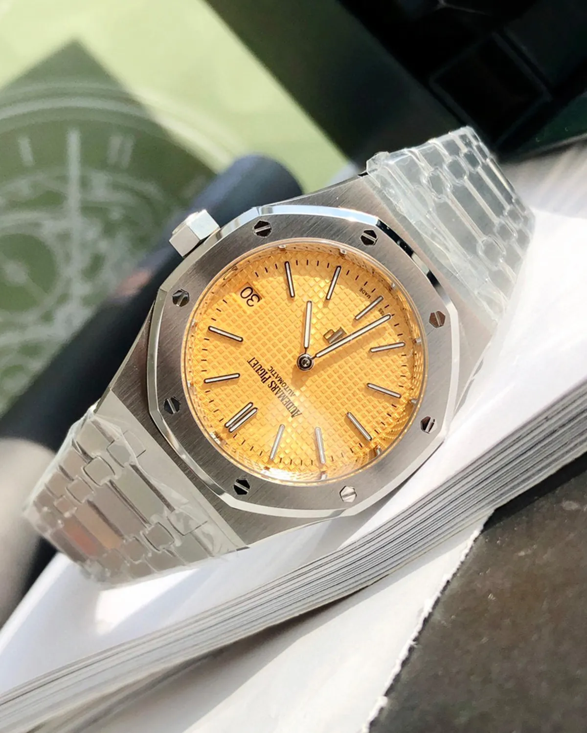 bagladt-royal-sports-jumbo-salmon-dial-white-gold-front5