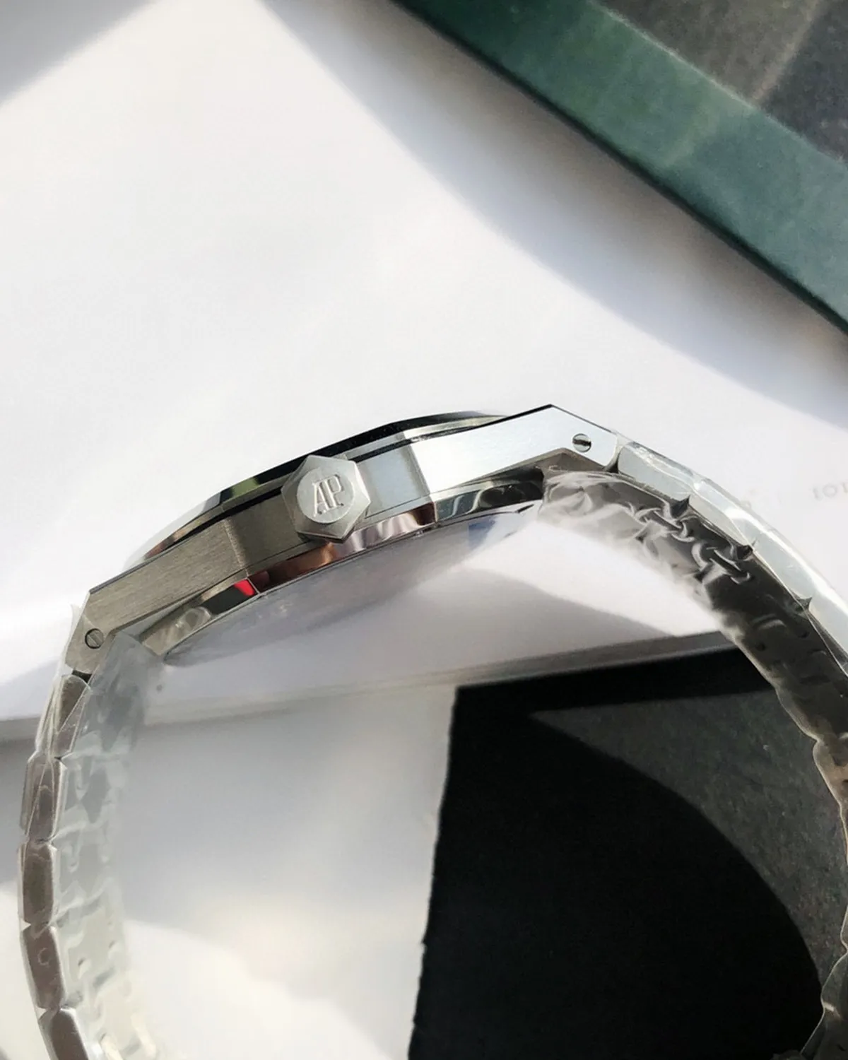 bagladt-royal-sports-jumbo-salmon-dial-white-gold-front6